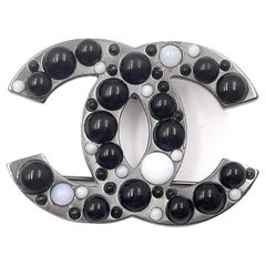 Chanel Gunmetal CC Schwarz-Weiß-Perlenbrosche  