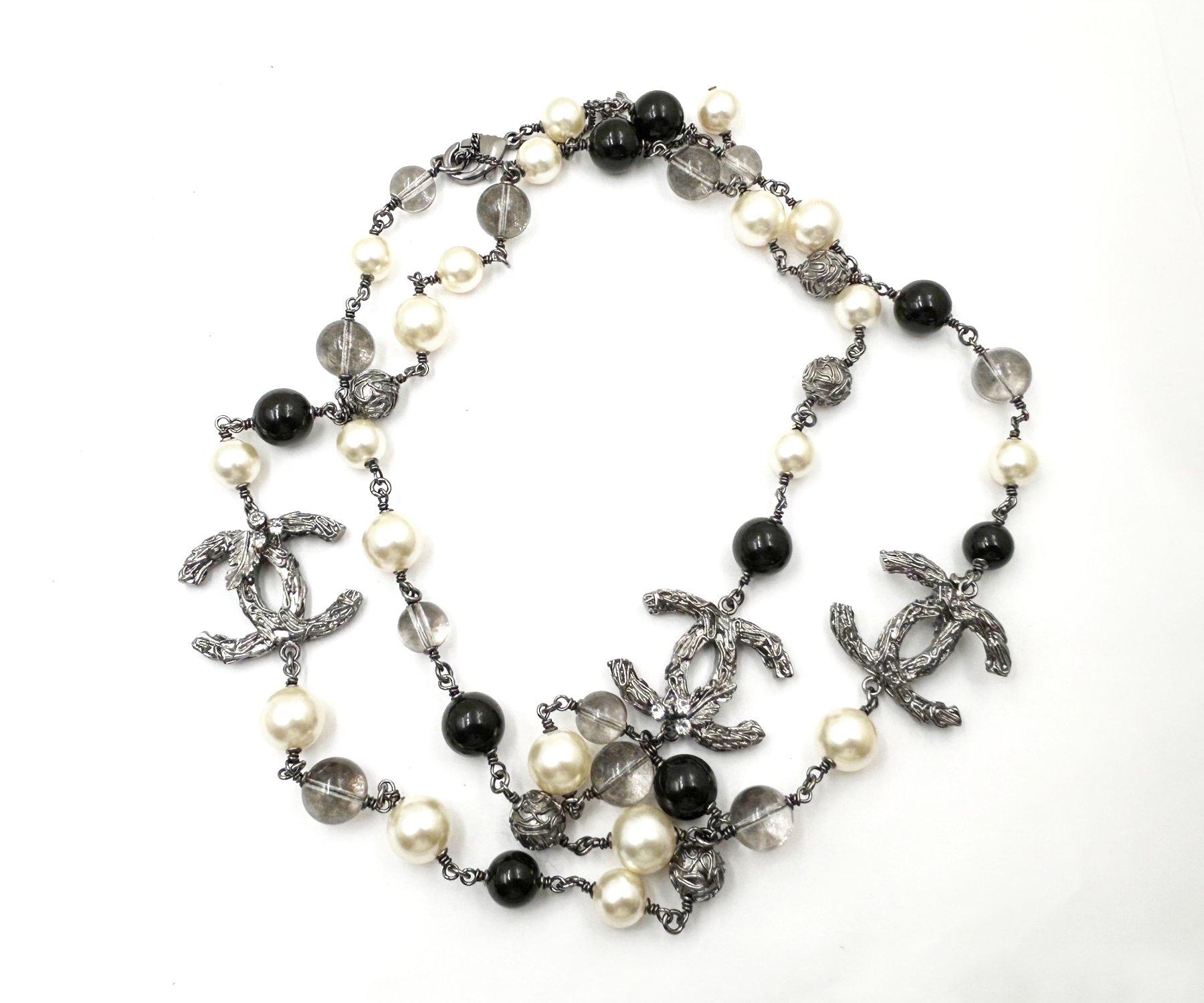 Chanel Collana con perle nere e Branch in metallo

*Segnalato 13
*Fatto in Italia
*Viene fornito con la scatola originale e la dustbag

-Il ciondolo più grande misura circa 1,25