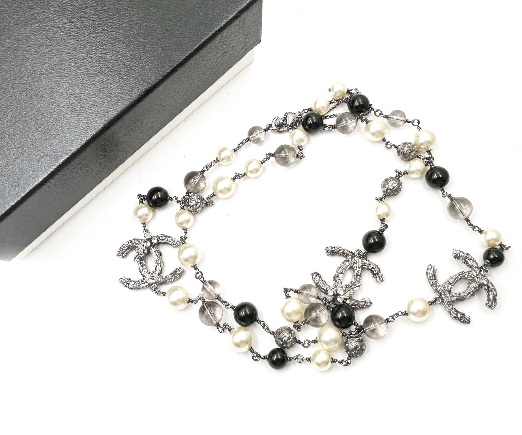 Artigiano Chanel Collana con perle nere e Branch in metallo in vendita
