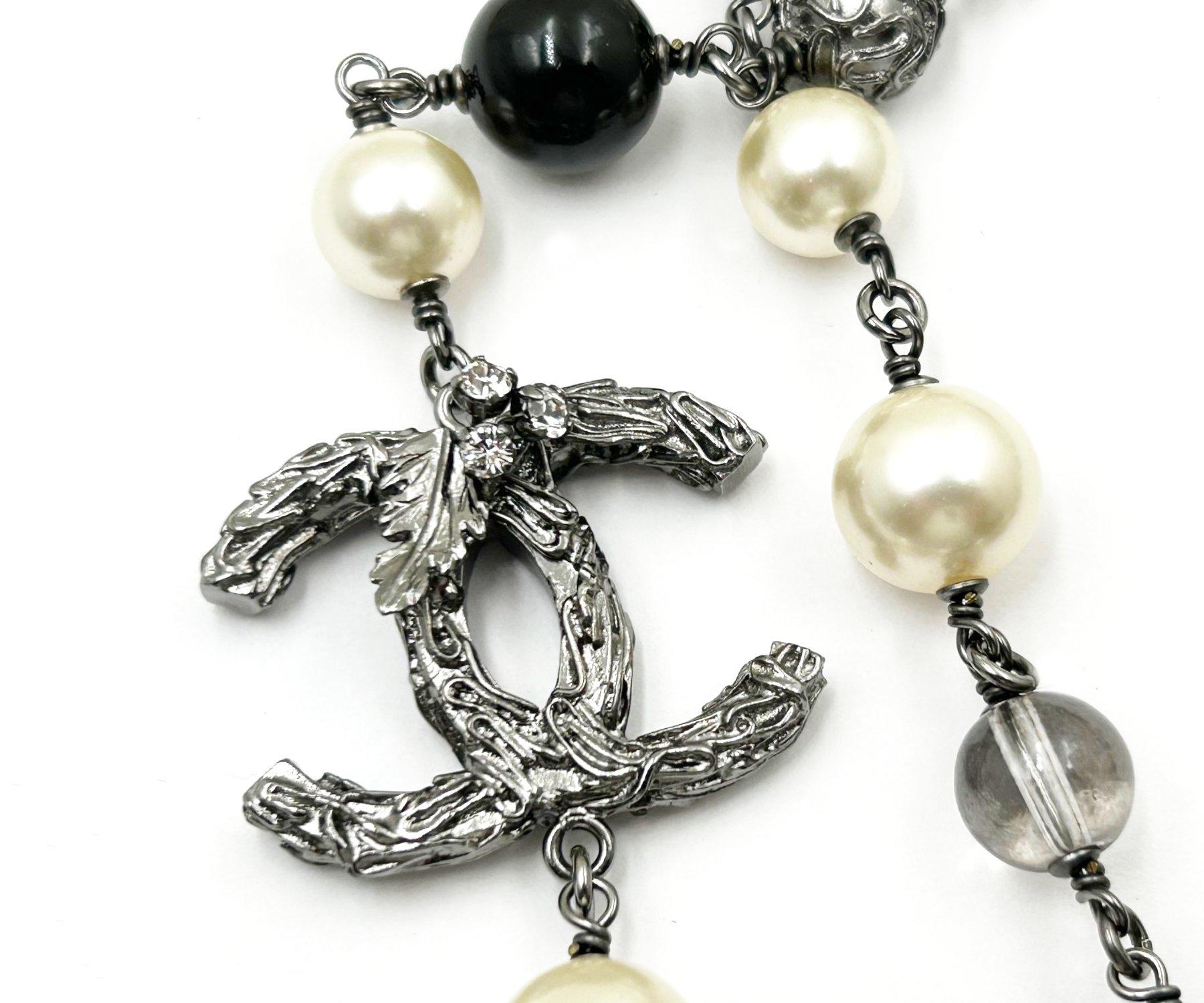 Donna Chanel Collana con perle nere e Branch in metallo in vendita