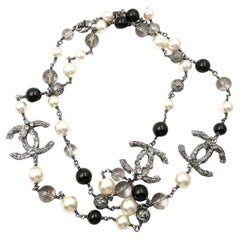 Chanel Collana con perle nere e Branch in metallo