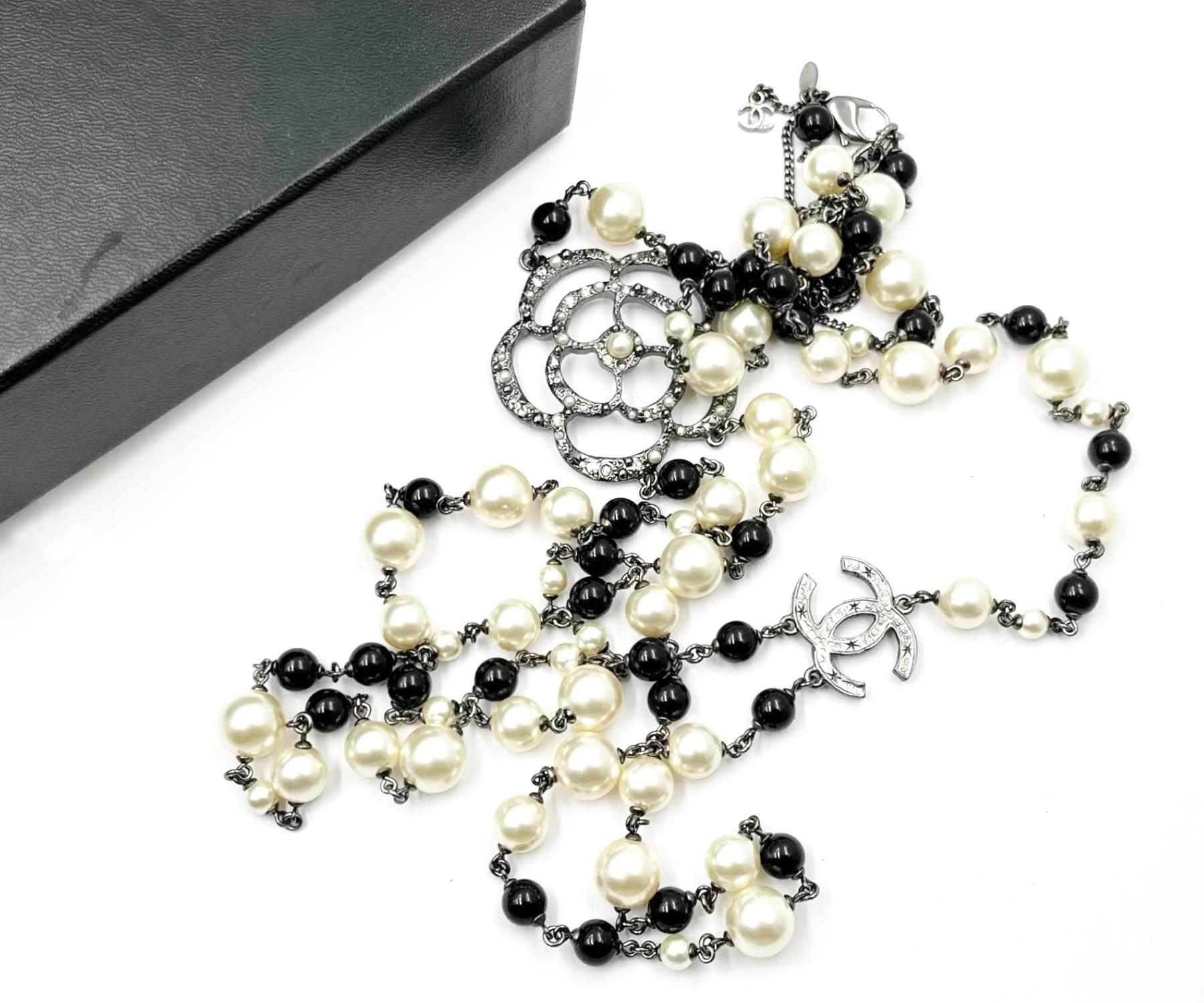 Chanel Gunmetal CC Camellia Pearl Black Beads 2 Strand Long Necklace

*Marked in 13
*Made in France
*Comes with the original box

-Approximately 46″ long
-Great for any outfit
-Very elegant and beautiful
-An excellent present for Chanel