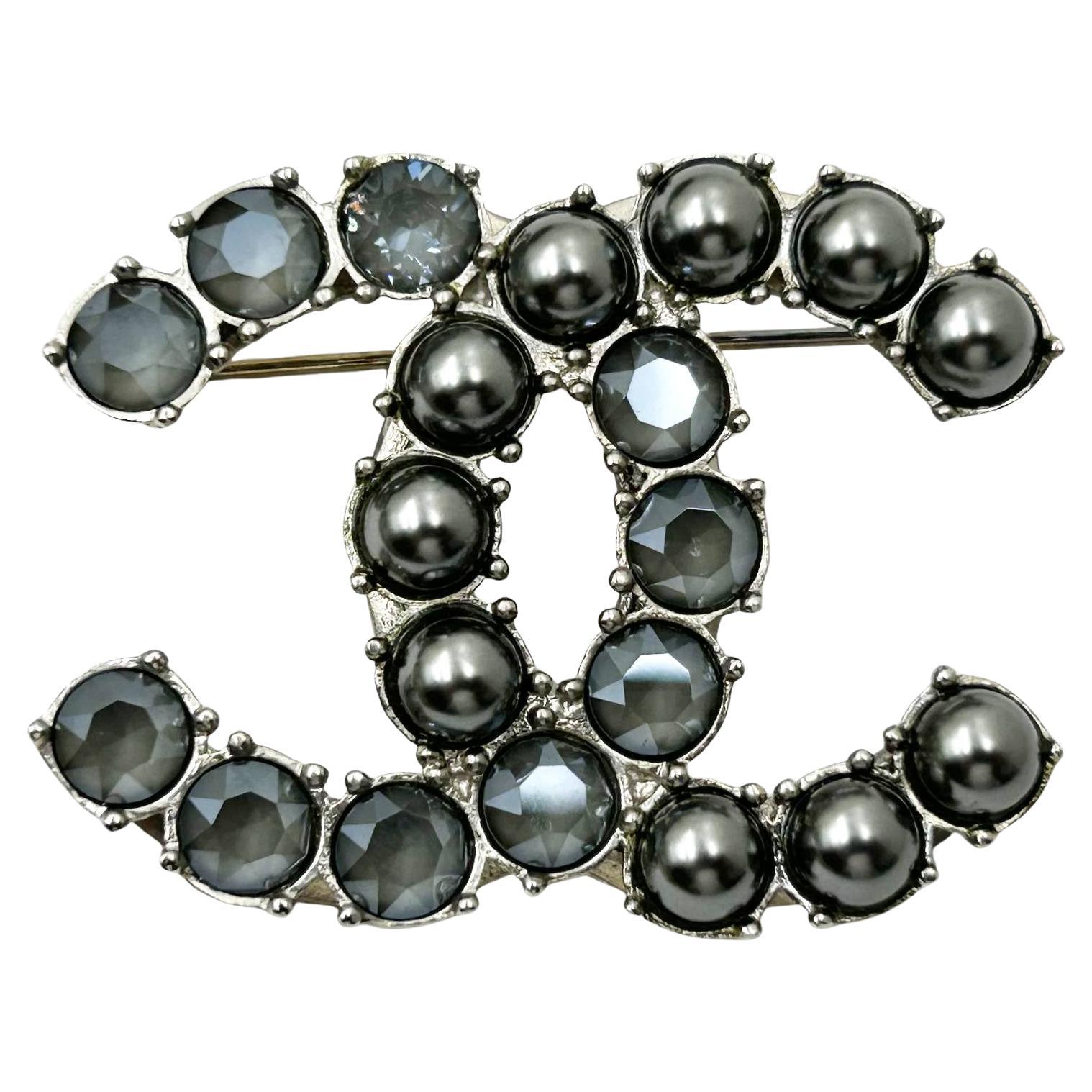 Spilla Chanel con cristallo grigio e perla grigia CC