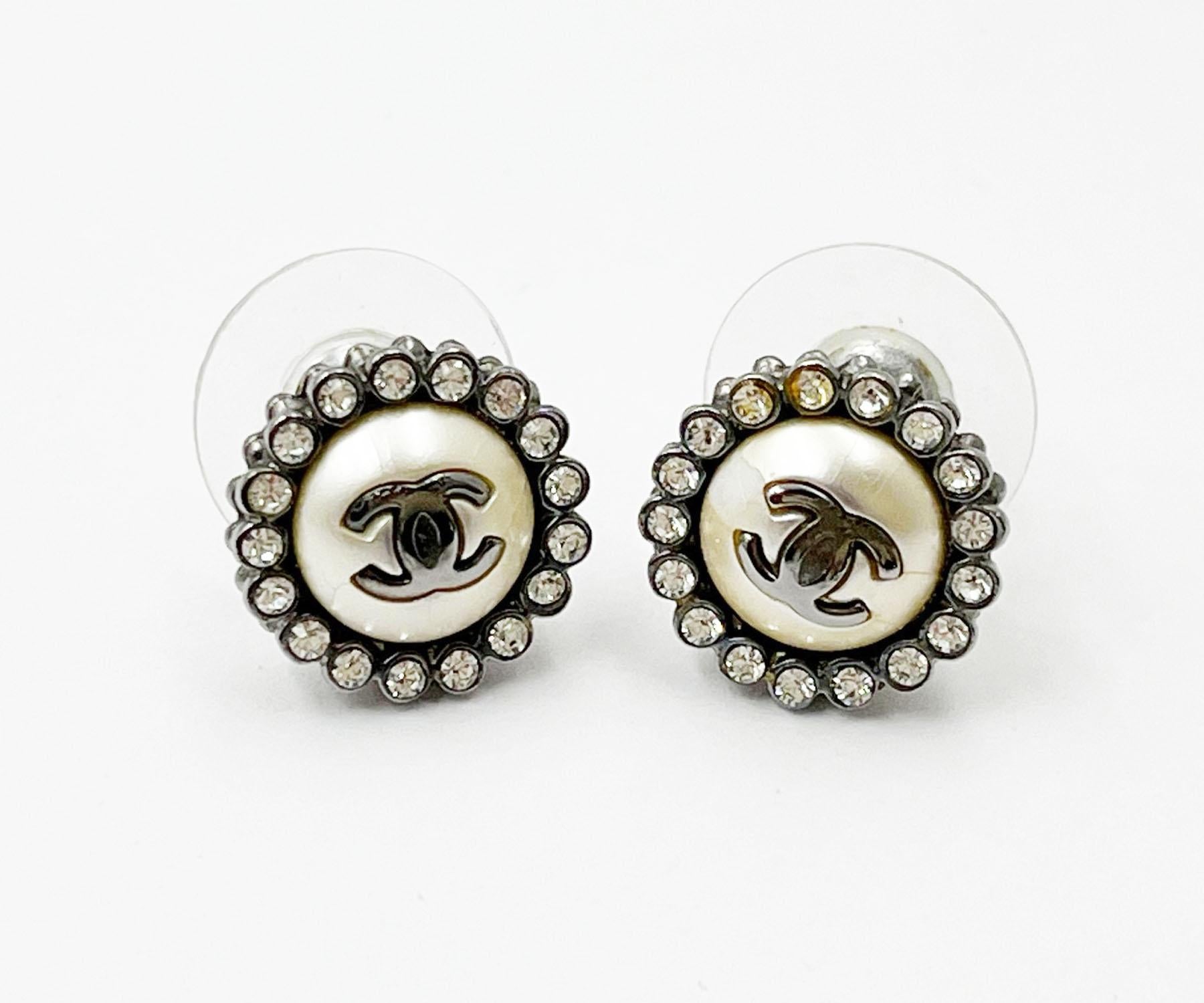 Chanel Gunmetal CC Runde Kristall-Ohrringe mit durchbrochenem Kristall

*Markiert 16
*Hergestellt in Frankreich

-Es ist ungefähr 0,5
