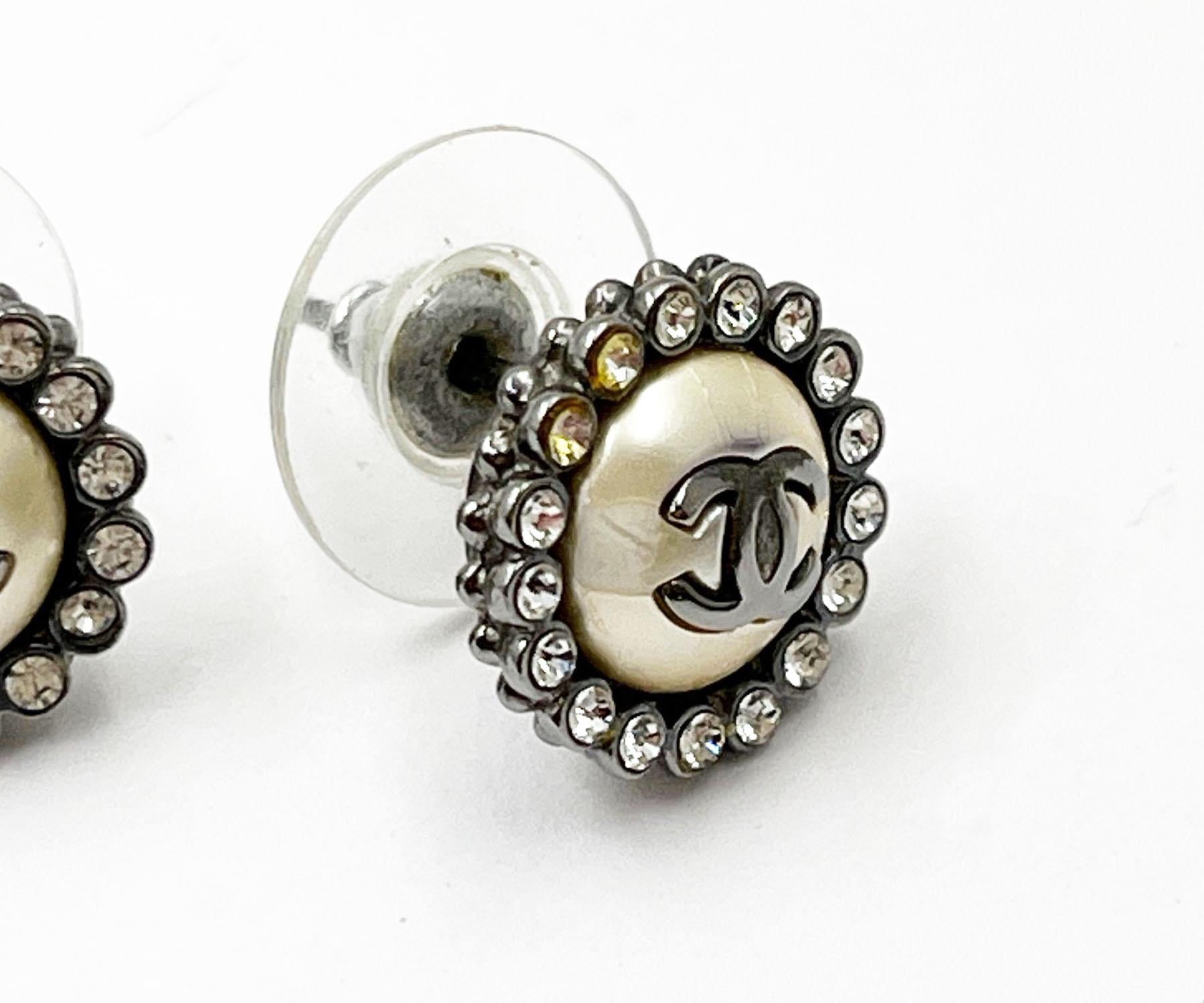 Chanel Gunmetal CC Runde Kristall-Ohrringe mit durchbrochenem Kristall   (Kunsthandwerker*in) im Angebot