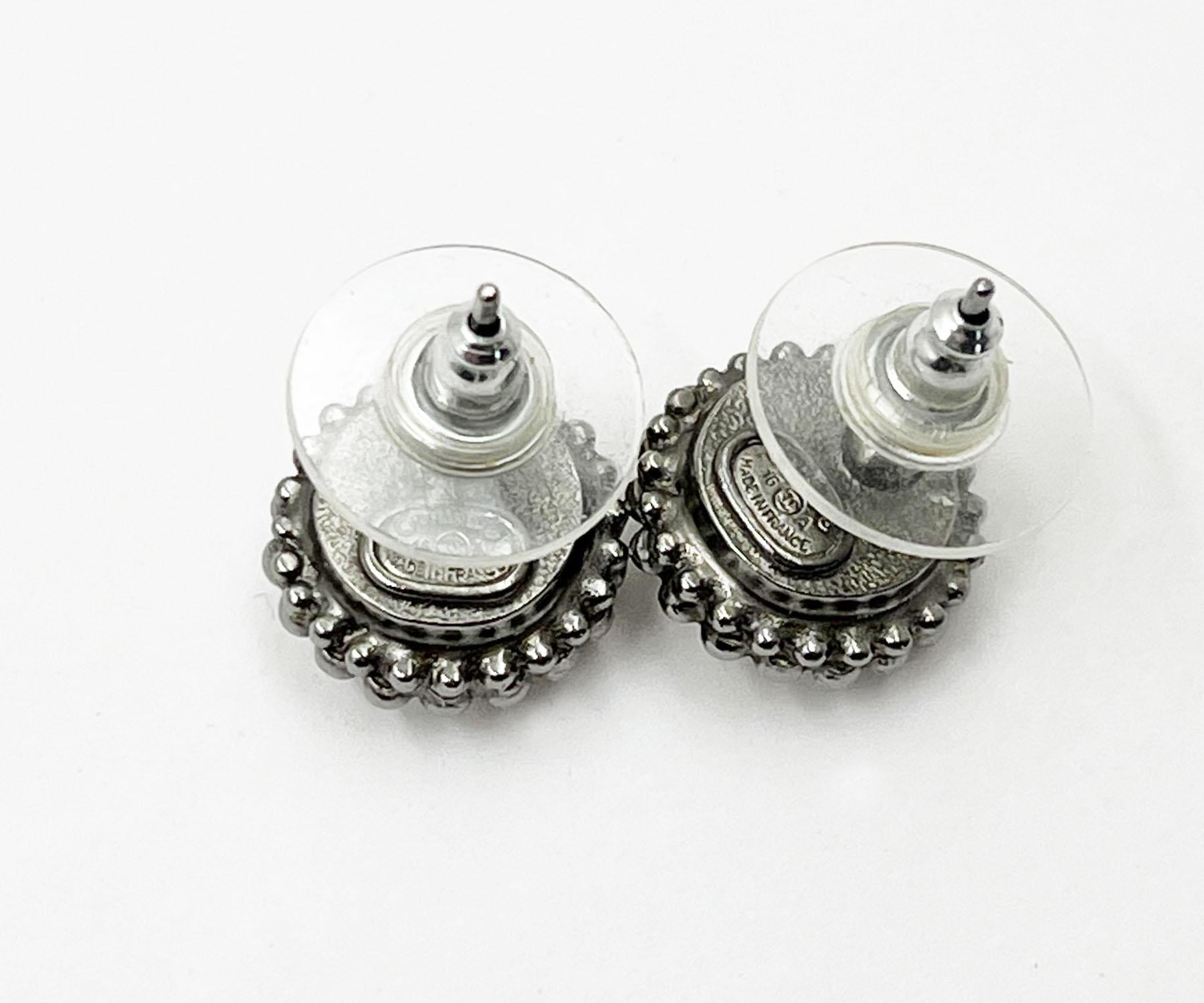 Chanel - Boucles d'oreilles en bronze avec cristaux ronds pour petits piercings   Bon état - En vente à Pasadena, CA