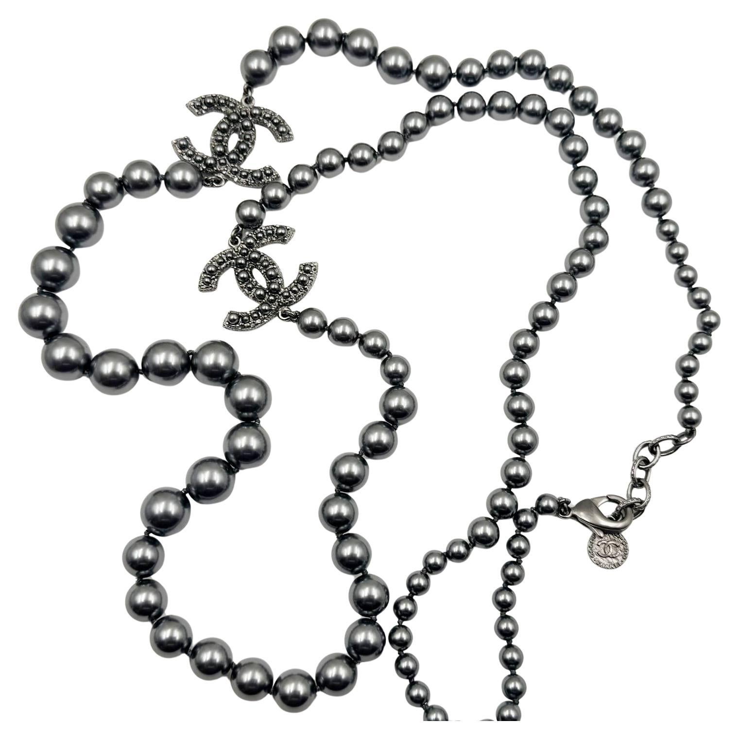 Chanel Gunmetal CC Scatter Pearl Collar largo de perlas grises 100 Aniversario