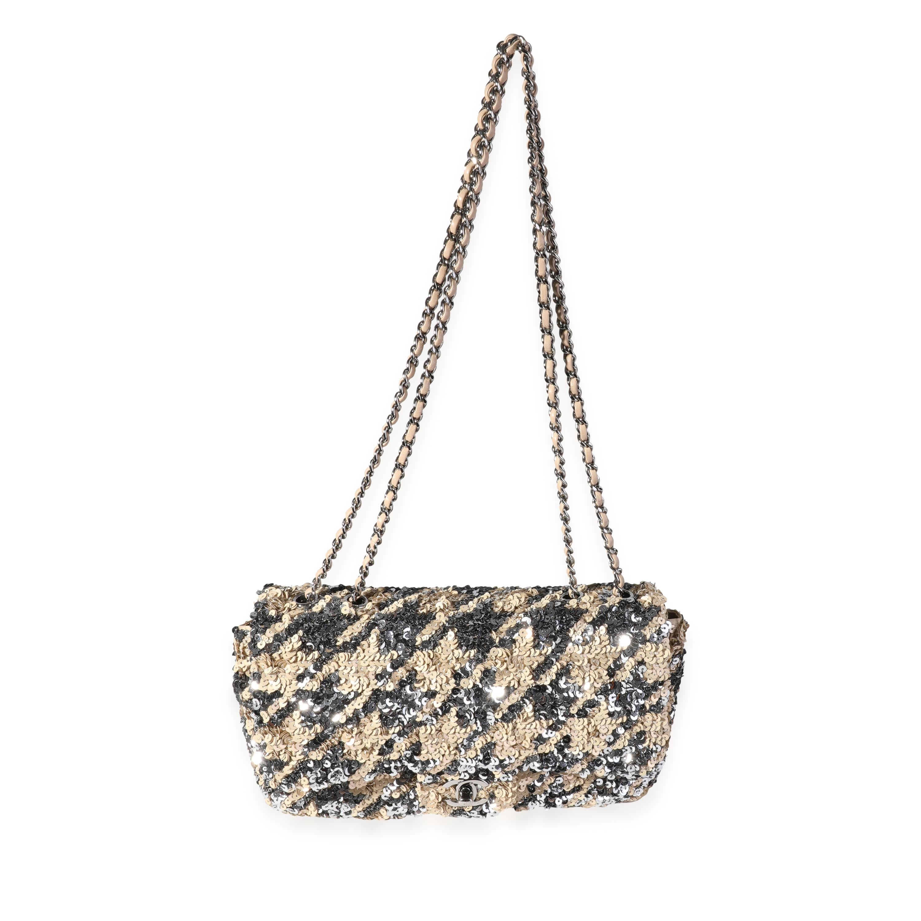 Listing Title: Chanel Gunmetal & Gold Sequin Houndstooth Medium Single Flap Bag
SKU: 118668
Condition: Pre-owned (3000)
Handbag Condition: Excellent
Condition Comments: Signs of wear on interior
Brand: Chanel
Model: 2020 Classic Medium Sequin Flap