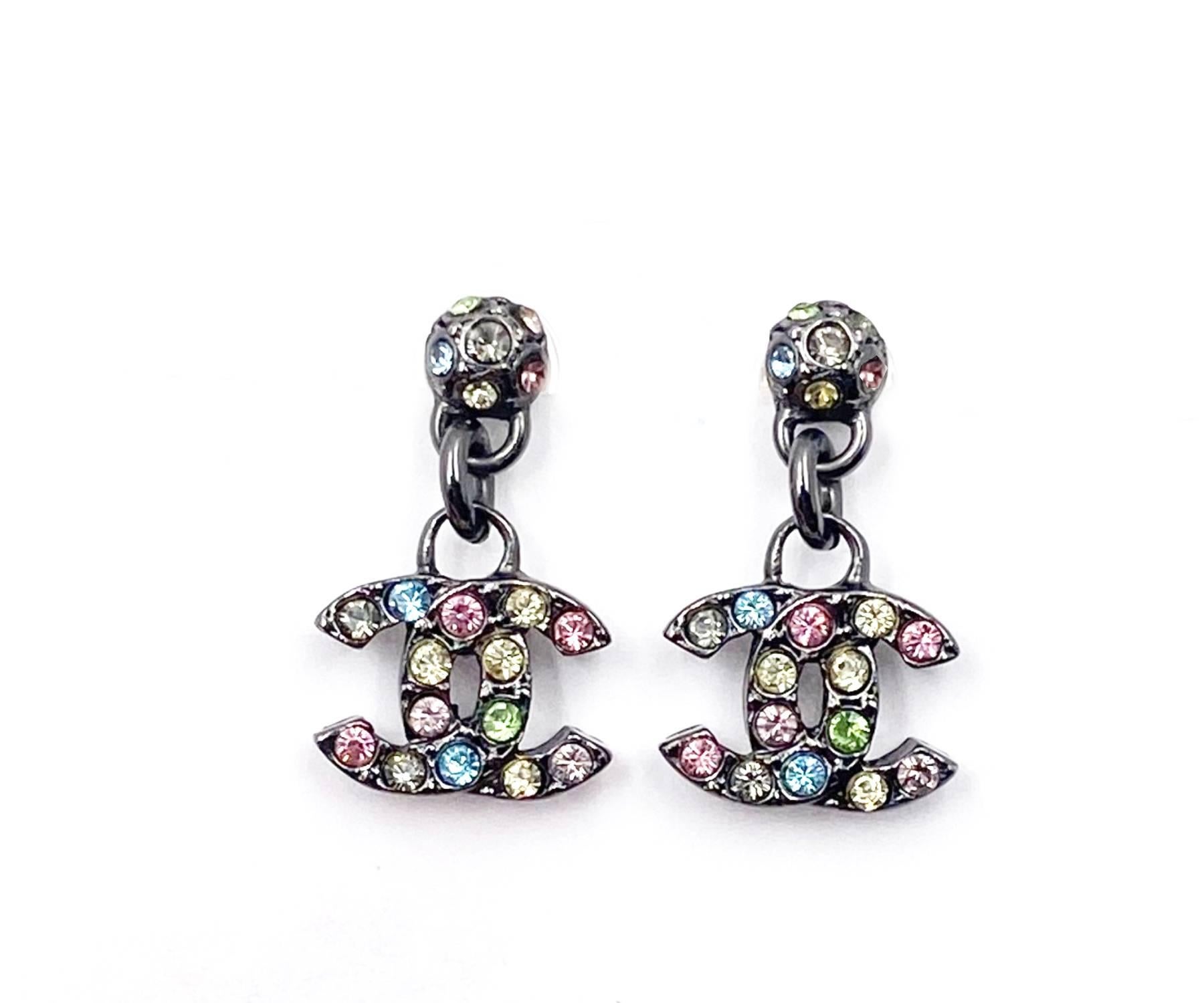 Chanel Gunmetal Pastel Rainbow Crystal CC Dangle Piercing Earrings

*Marcado 05
*Fabricado en Francia

-Aproximadamente 0,75
