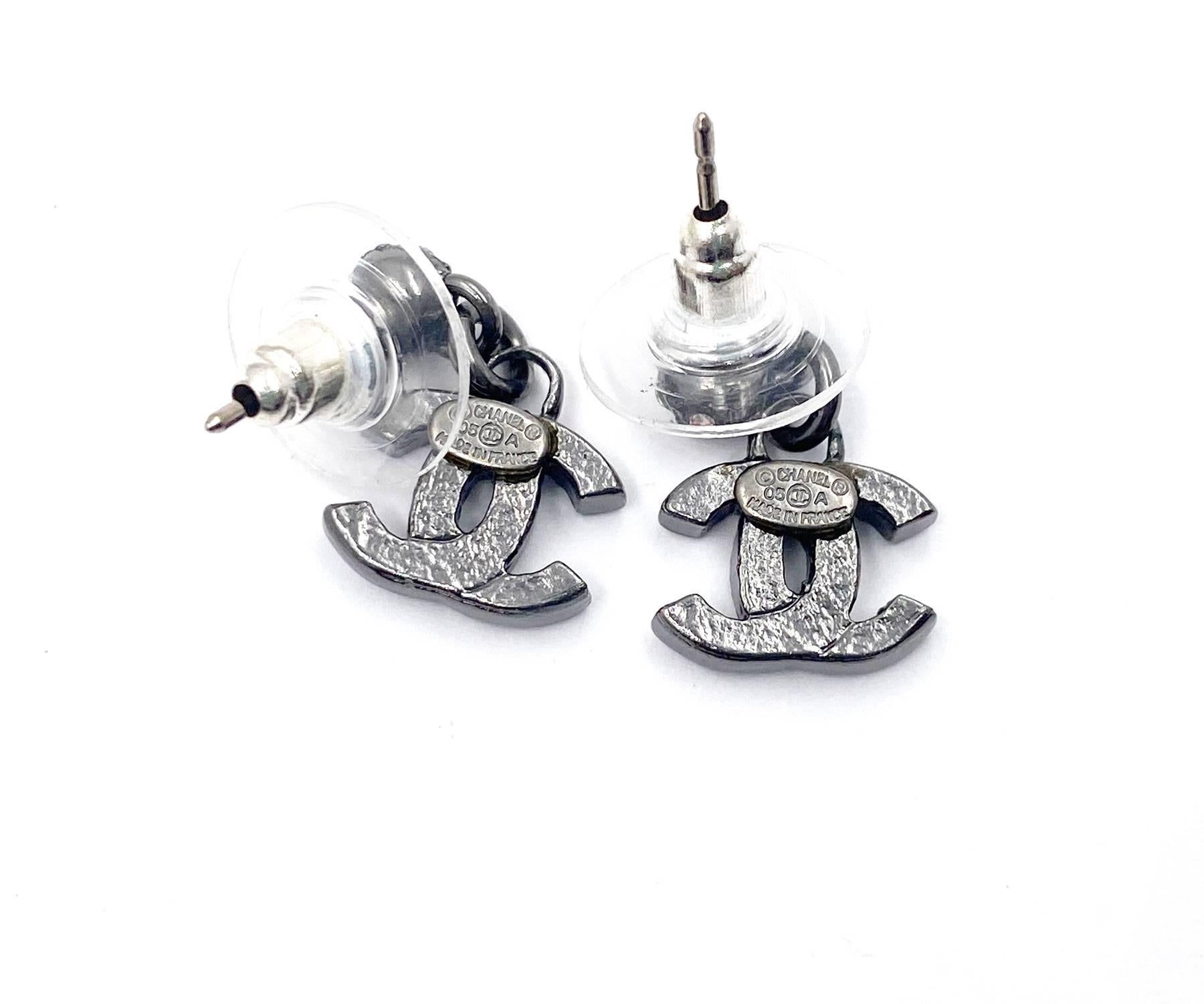 Chanel Gunmetal Pastel Rainbow Crystal CC Dangle Piercing Earrings en Excelente Estado en Pasadena, CA