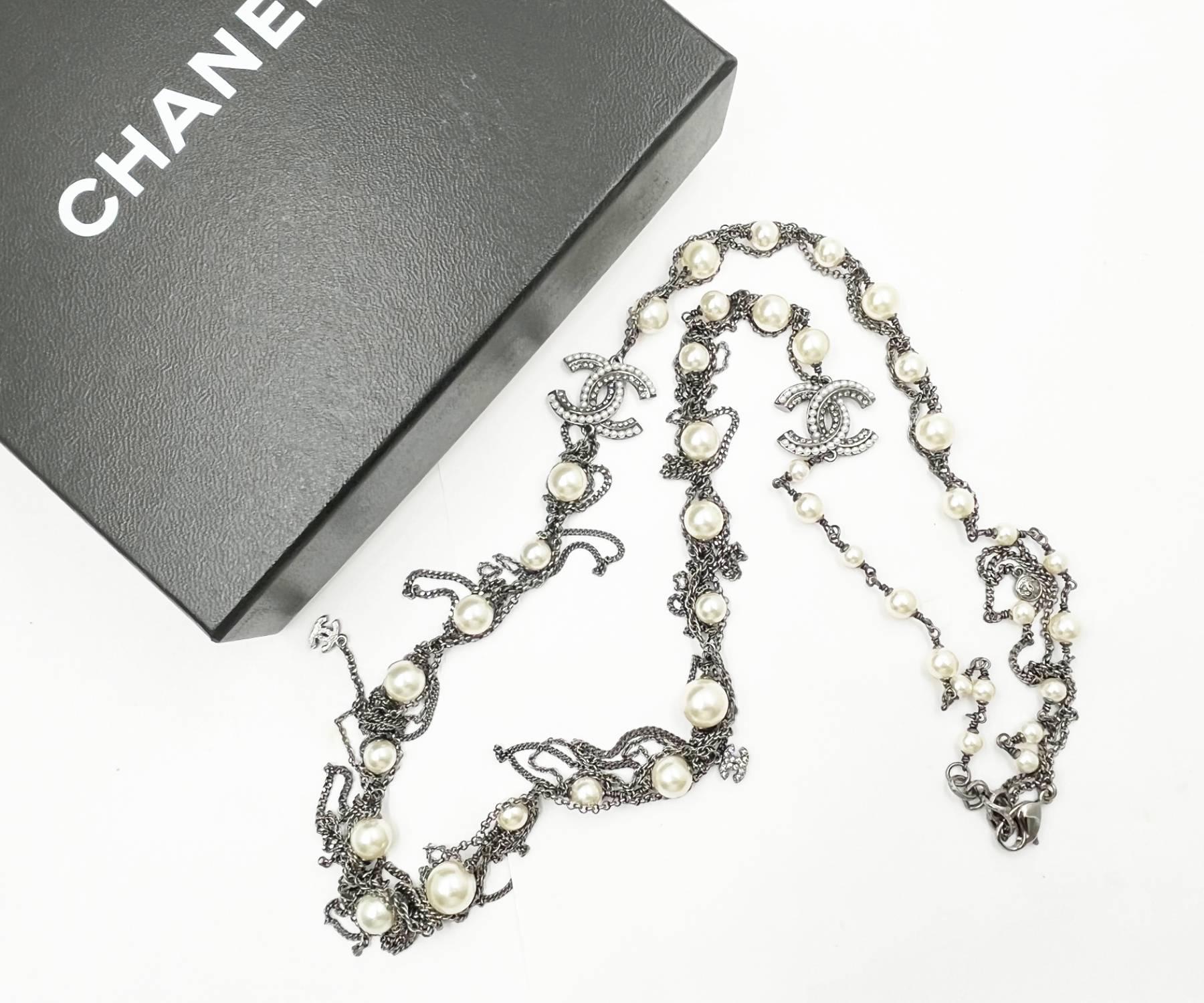 Chanel Gunmetal Pearl Dangling Chain Long Necklace

*Marked 10
*Made in France
*Comes with the original box

-Approximately 37″ long
-Very chic design, wear as a single chain or wrap around
-Pristine condition

6170-48255

