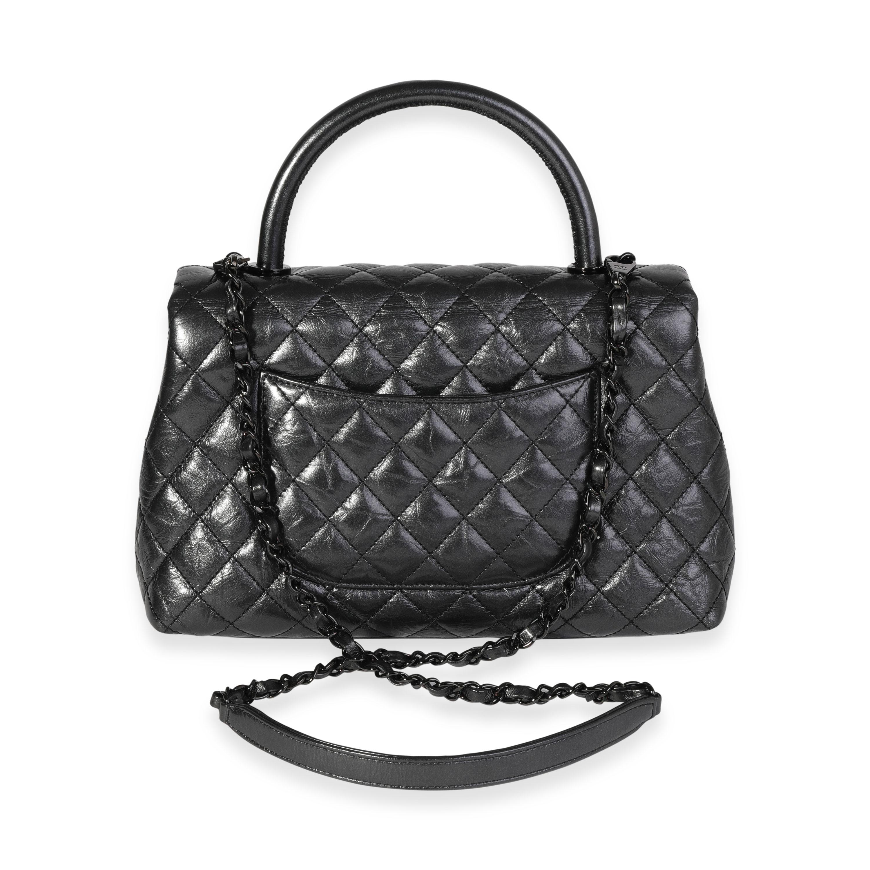 Bolso Chanel de asa superior Coco Chanel mediano de piel de becerro envejecida acolchada en bronce de cañón Negro