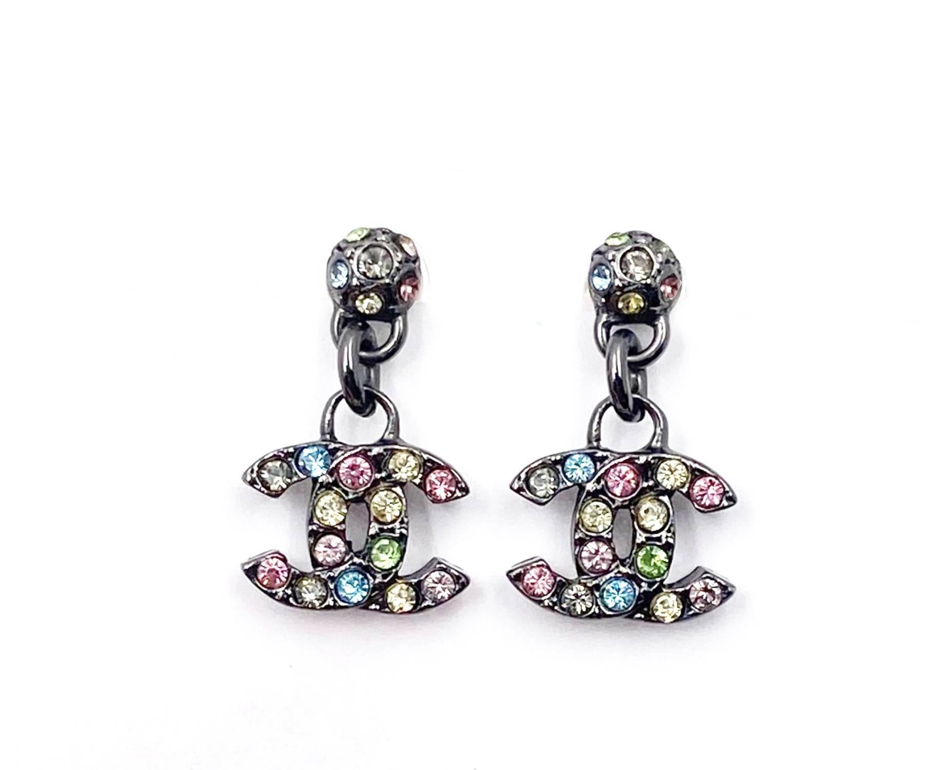 Chanel Gunmetal Rainbow Crystal CC Dangle Piercing Earrings

*Marked 05
*Made in France

-Approximately 0.75
