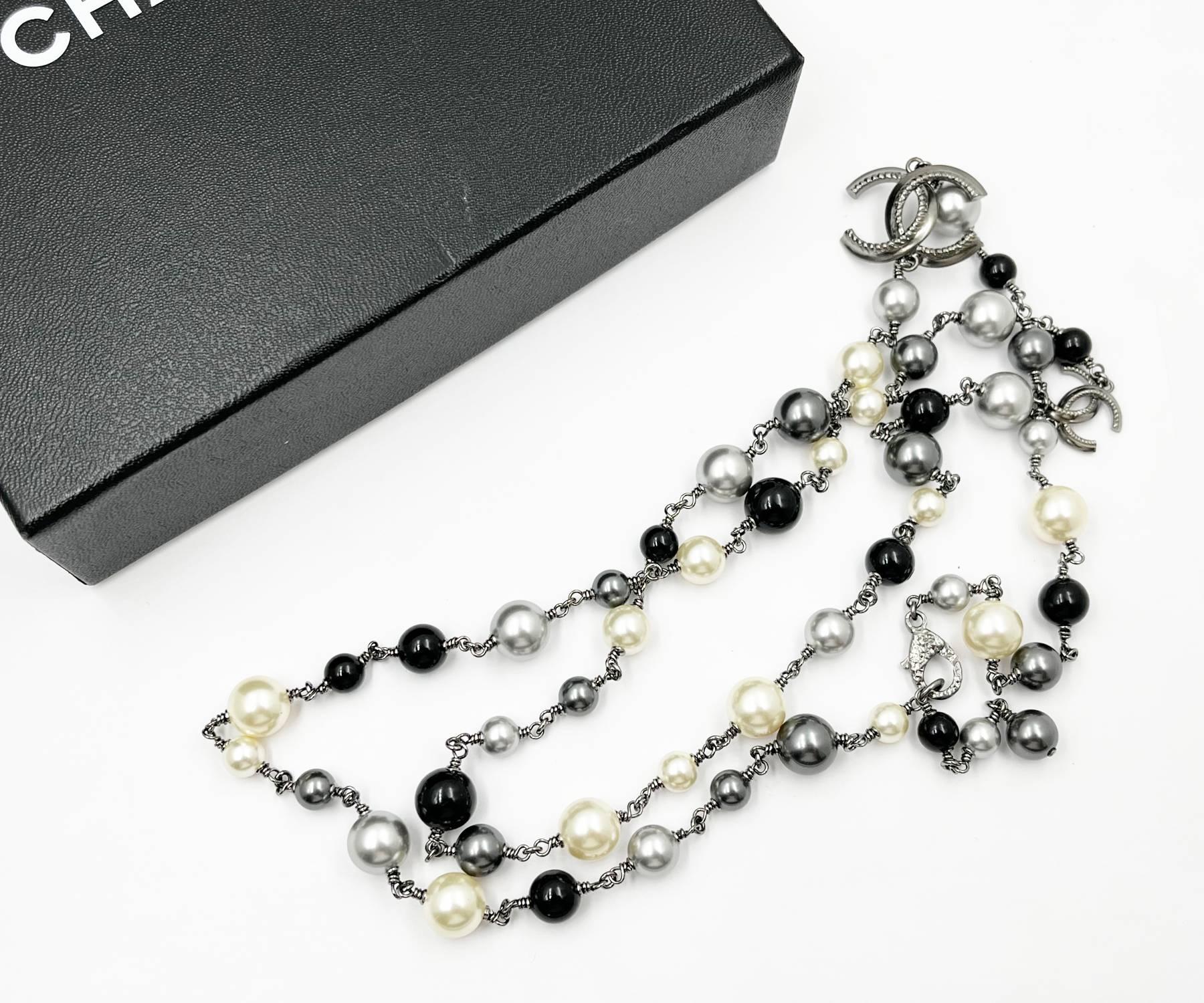 Chanel Gunmetal Rope CC Black Bead Pearl Necklace

*Marked 11
*Made in France
*Comes with original box

-The total length is approximately 44″.
-The largest CC is approximately 1.25″ x 1.1″.
-Wear it as a long necklace or wrap it double as a short