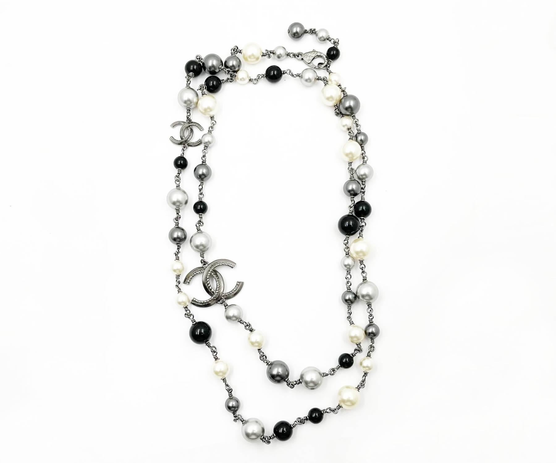 Chanel Gunmetal Rope CC Black Bead Pearl Necklace

*Marked 11
*Made in France
*Comes with original box

-The total length is approximately 44″.
-The largest CC is approximately 1.25″ x 1.1″.
-Wear it as a long necklace or wrap it double as a short