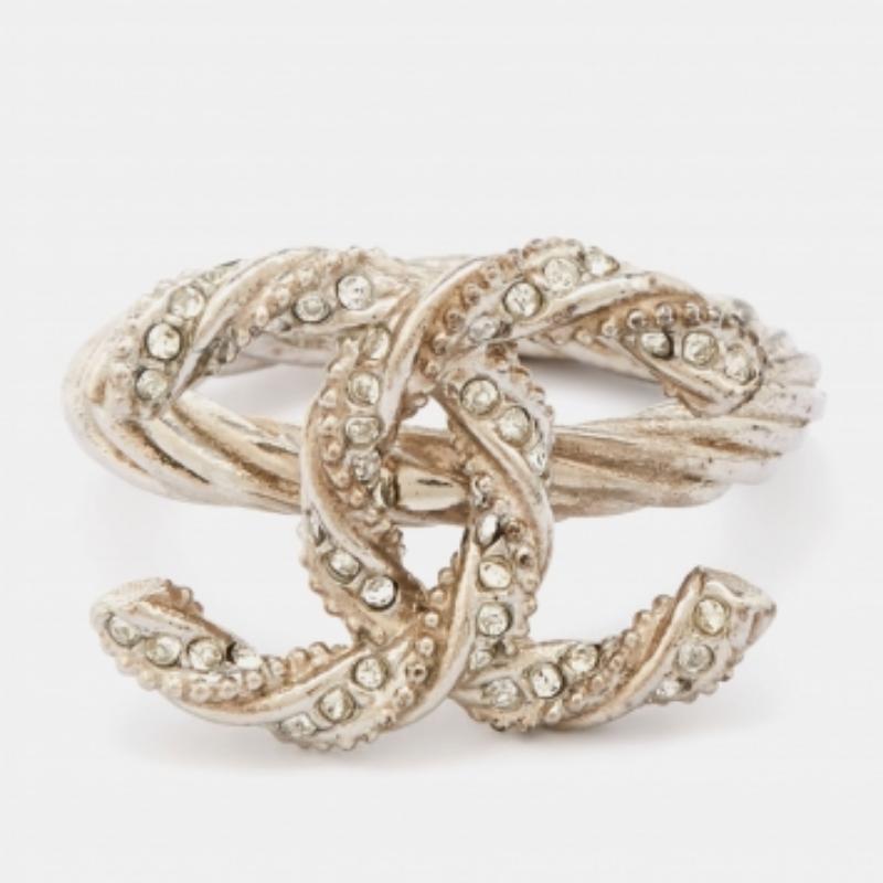 Chanel Gunmetal-Ton Kristall verschönert CC Twist Ring EU 49 im Zustand „Gut“ im Angebot in Dubai, Al Qouz 2