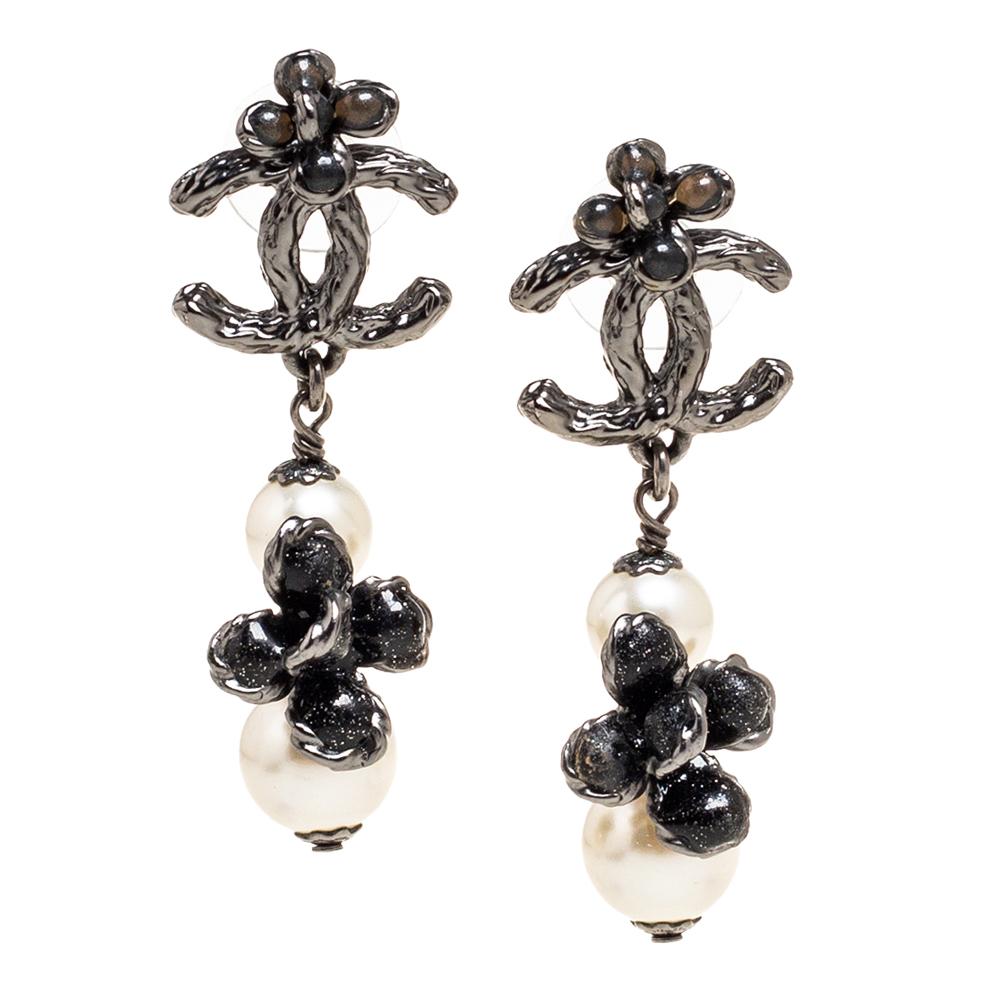 Easy to wear, beautiful, and stylish, these Chanel earrings are perfect to wear with a casual edit as well as a party outfit. This gunmetal-tone pair has a dangling drop style with faux pearls, gripoix, and resin beads.

