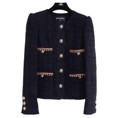 Chanel Hailey Bieber Stil Schwarze Tweed-Jacke mit Kettenbesatz