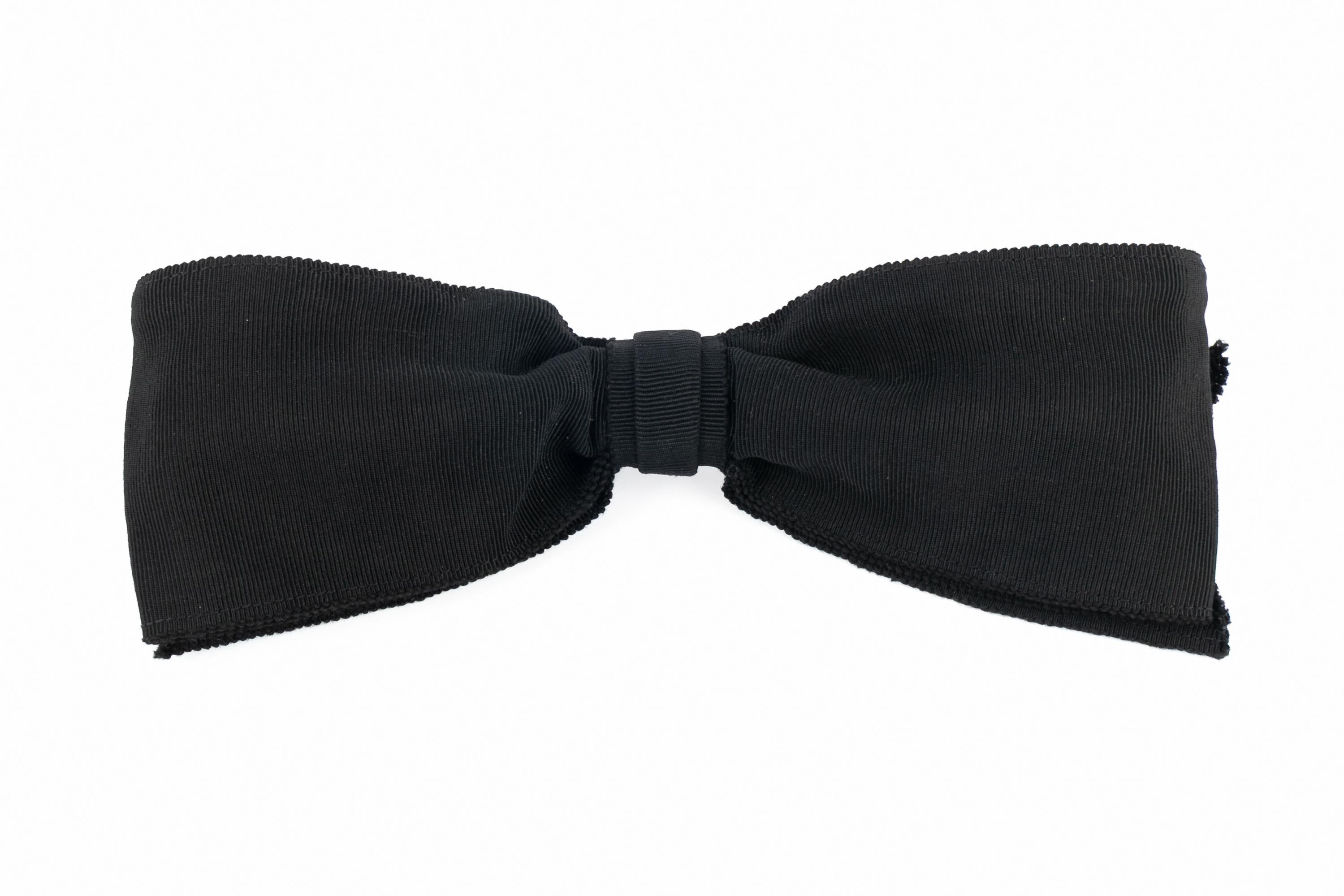 CHANEL - (Made in France) Horquilla de lazo negro con metal plateado.

Estado:
Muy buen estado

Dimensiones:
Longitud: 20 cm

SKU:ACC8