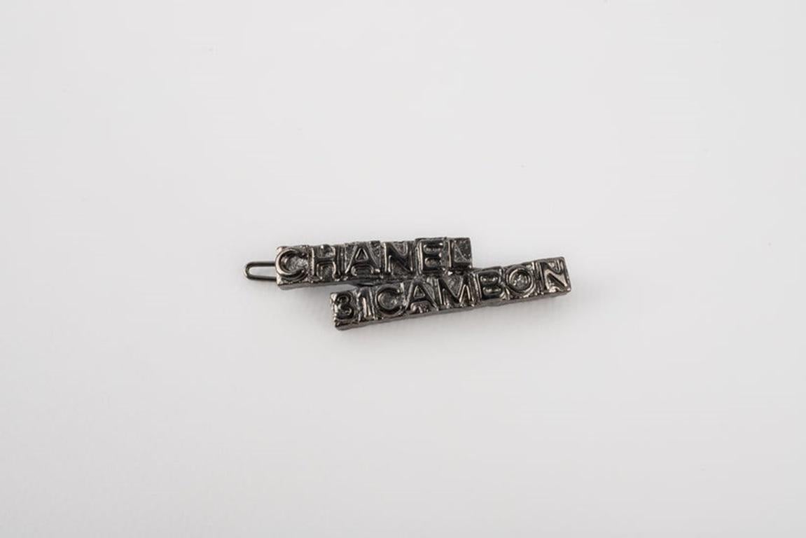 Chanel - (Made in France) Dark-silvery metal hair clip. 2020 Collection.

Additional information:
Condition: Very good condition
Dimensions: Length: 5.5 cm

Seller Reference: BARB16