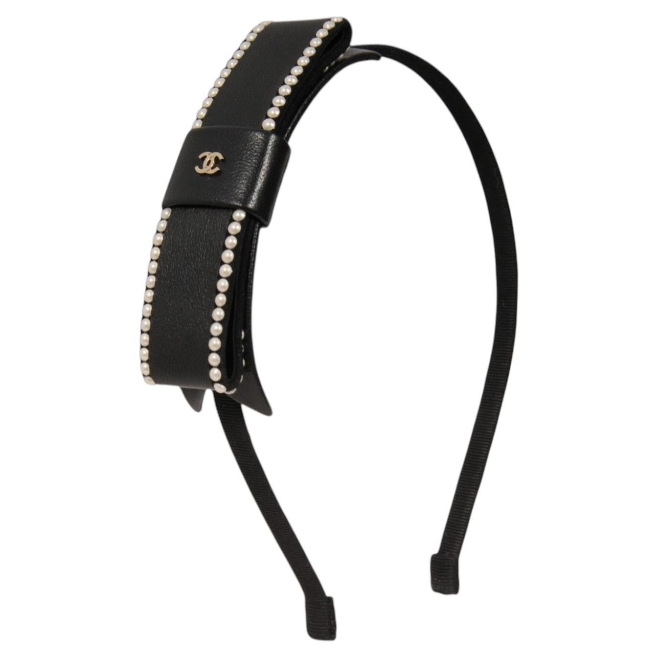 Fascia per capelli Chanel nera e bianca con perle, in pelle e logo CC, modello da passerella