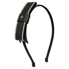 Bandeau Chanel noir et blanc, perles, cuir, logo CC, modèle de défilé