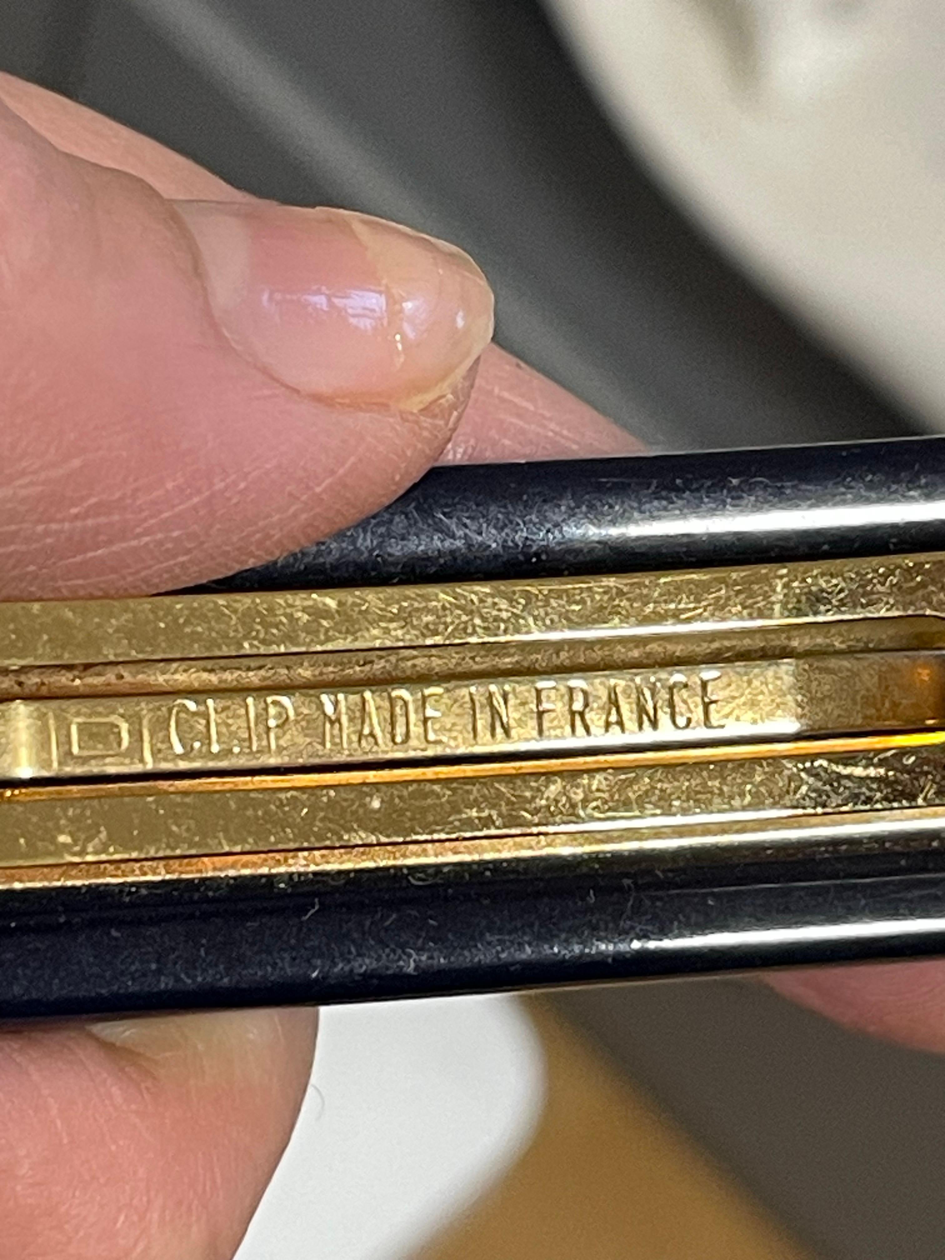 CHANEL. Copricapo o fermaglio per capelli. Dimensioni 10,8 X 2,3 cm. Vintage. Manca una perla, presenta alcuni leggeri graffi ma è ancora in ottime condizioni.