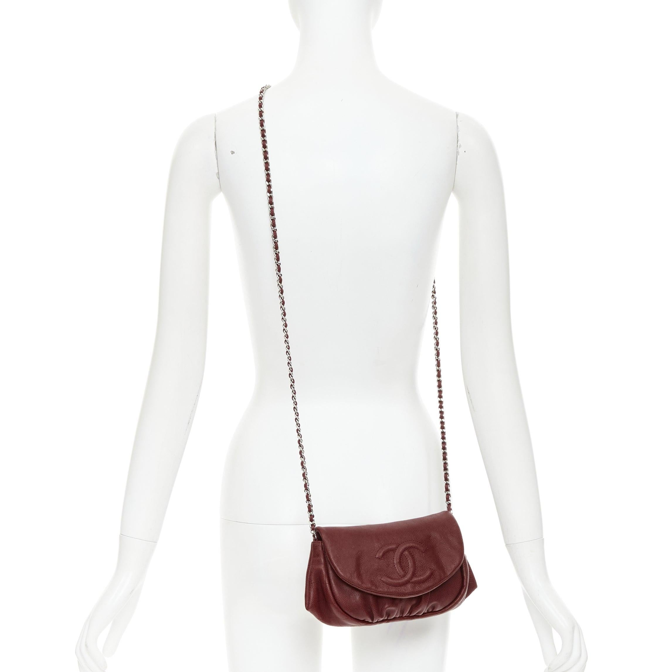 CHANEL Half Moon rot Kaviar Leder CC gesteppt Klappe Crossbody WOC Tasche
Referenz: AAWC/A01587
Marke: Chanel
Designer: Virginie Viard
Modell: Halbmond
MATERIAL: Leder
Farbe: Rot, Silber
Muster: Solide
Verschluss: Magnet
Innenfutter: Rotes