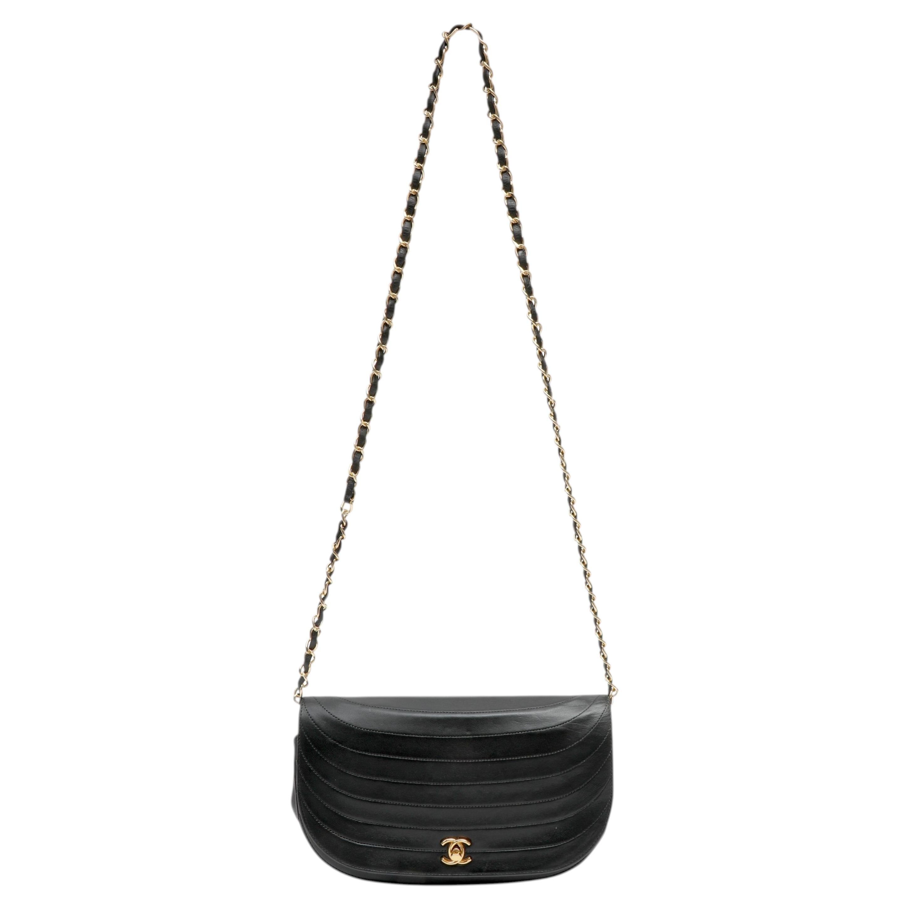 Chanel Half Moon Single Flap Borsa nera con finiture dorate in vendita