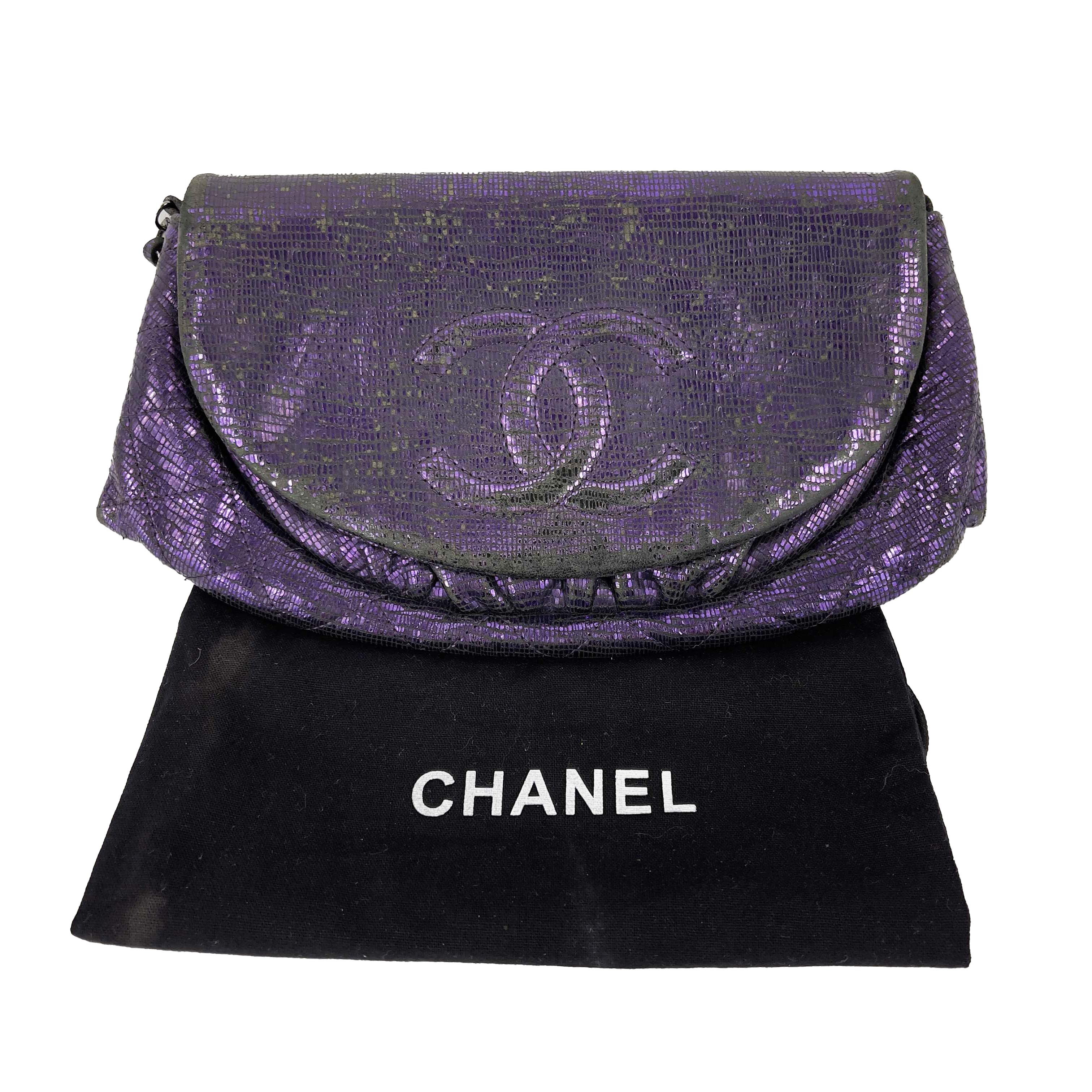 CHANEL- Half Moon Wallet on Chain Iridescent Purple Leather / Silver Crossbody In Fair Condition For Sale In Sanford, FL