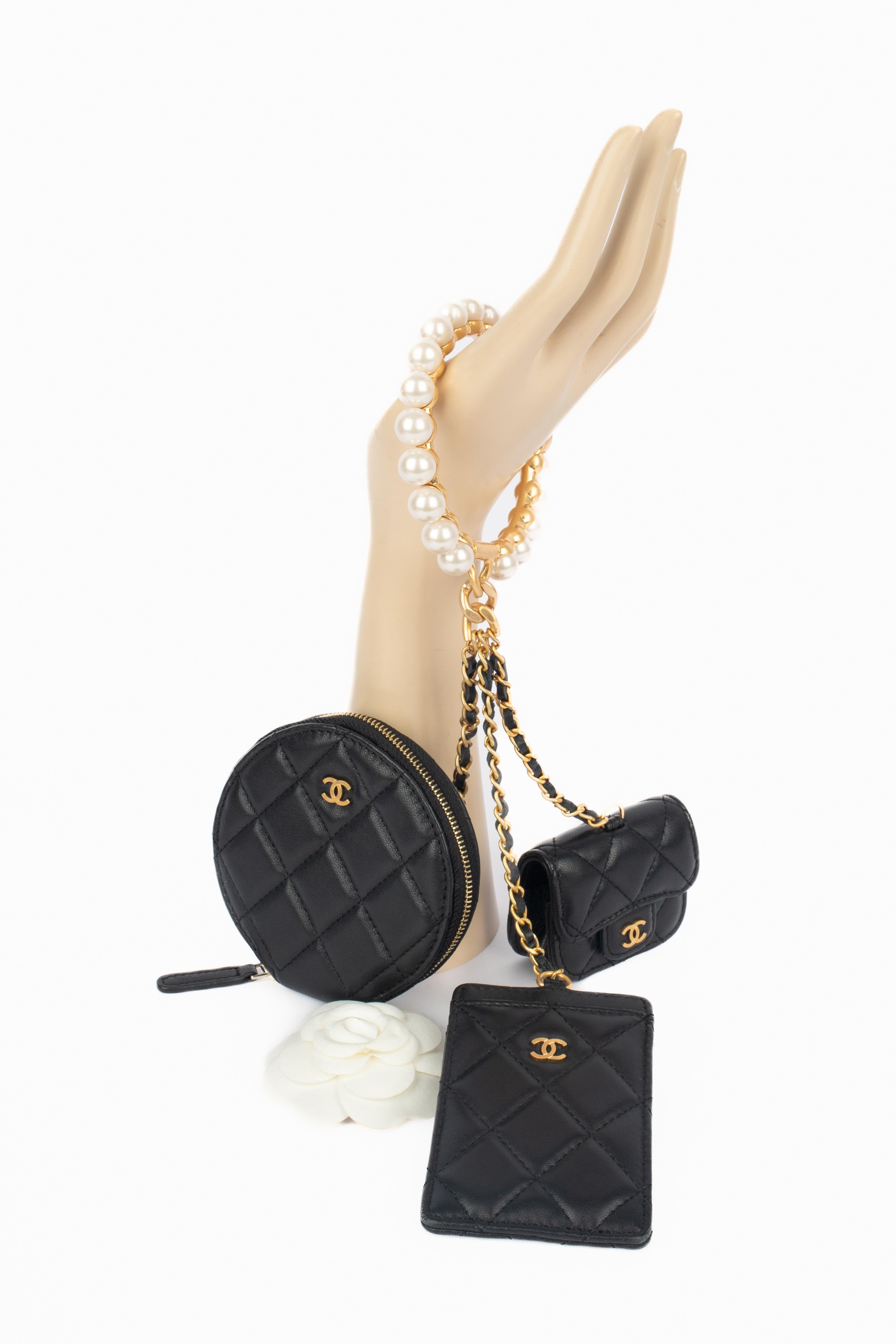 CHANEL - (Made in Italy) Pulsera brazalete 3 en 1 de metal dorado con perlas de fantasía, que sujeta un tarjetero, un monedero redondo y un estuche Timeless Airpods de piel de cordero negra acolchada, todo ello atado con cadenas de metal dorado