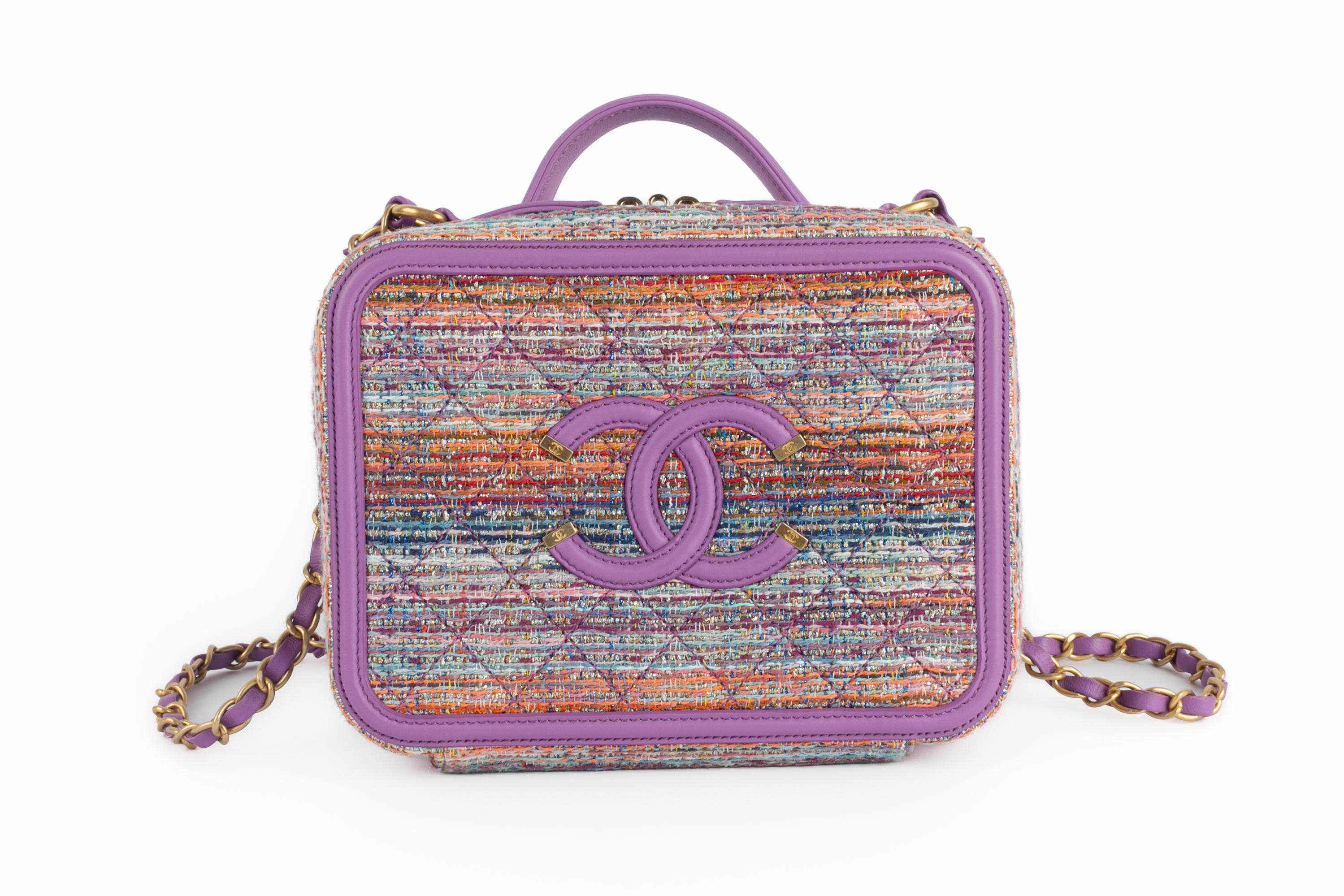CHANEL - (Made in Italy) CC Filigree Vanity hand bag made of quilted multicolored tweed and purple leather, with a crossbody strap and golden metal elements. Piece with a serial number and an authenticity card. A 2019 Collection.

Condition:
Very