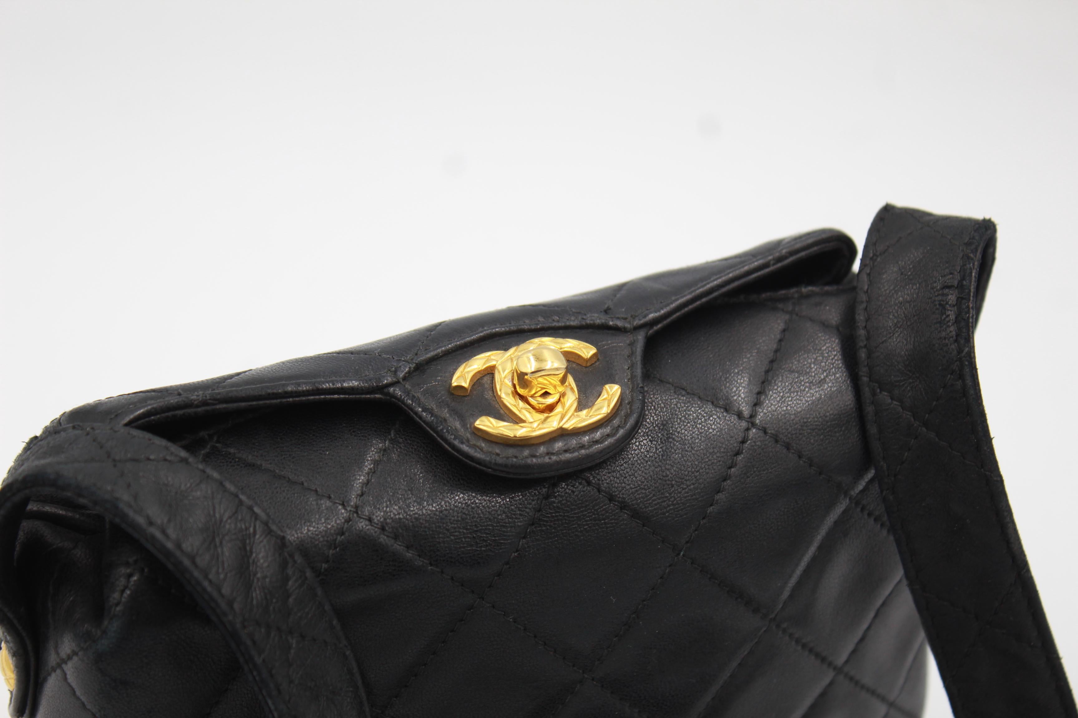 Chanel handbag in blakc lamb leather.
Removable shoulder strap.
Can be wear crossbody.
Good condition, with some light signs of wear ( vintage )
1991 / 1992
Sold with its hologram.