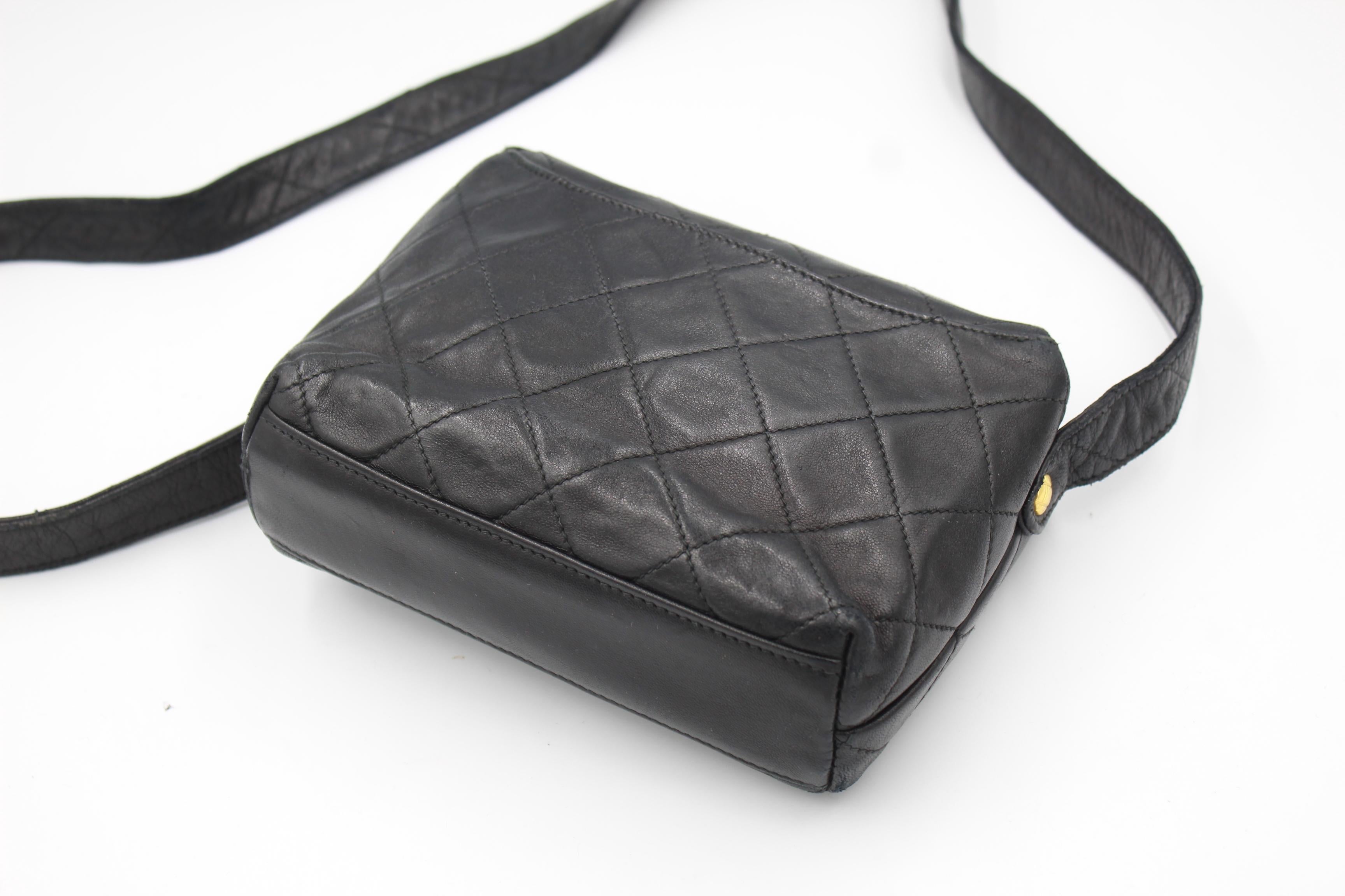 Black Chanel handbag in black lamb leather For Sale