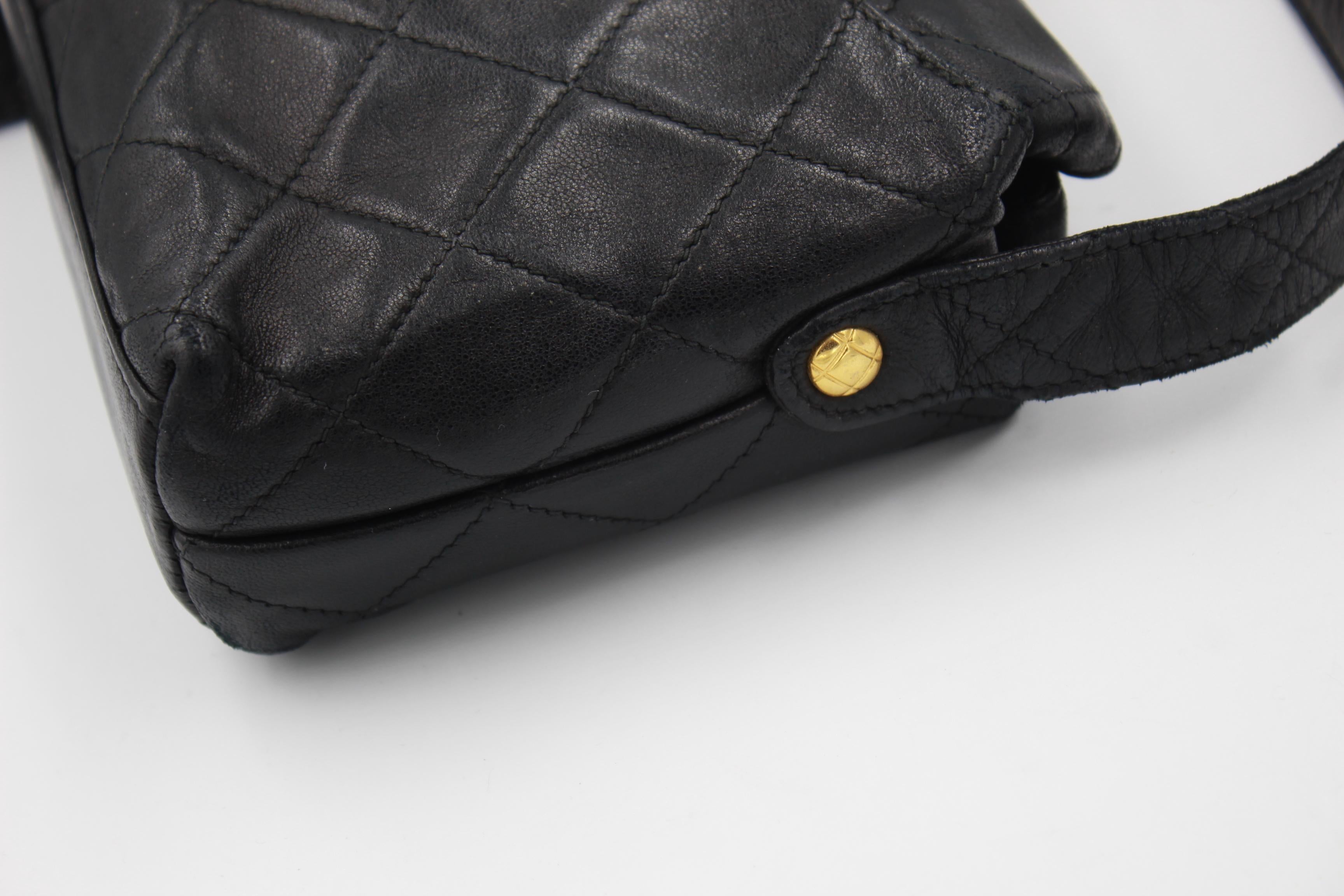 Chanel handbag in black lamb leather In Good Condition For Sale In Paris, FR