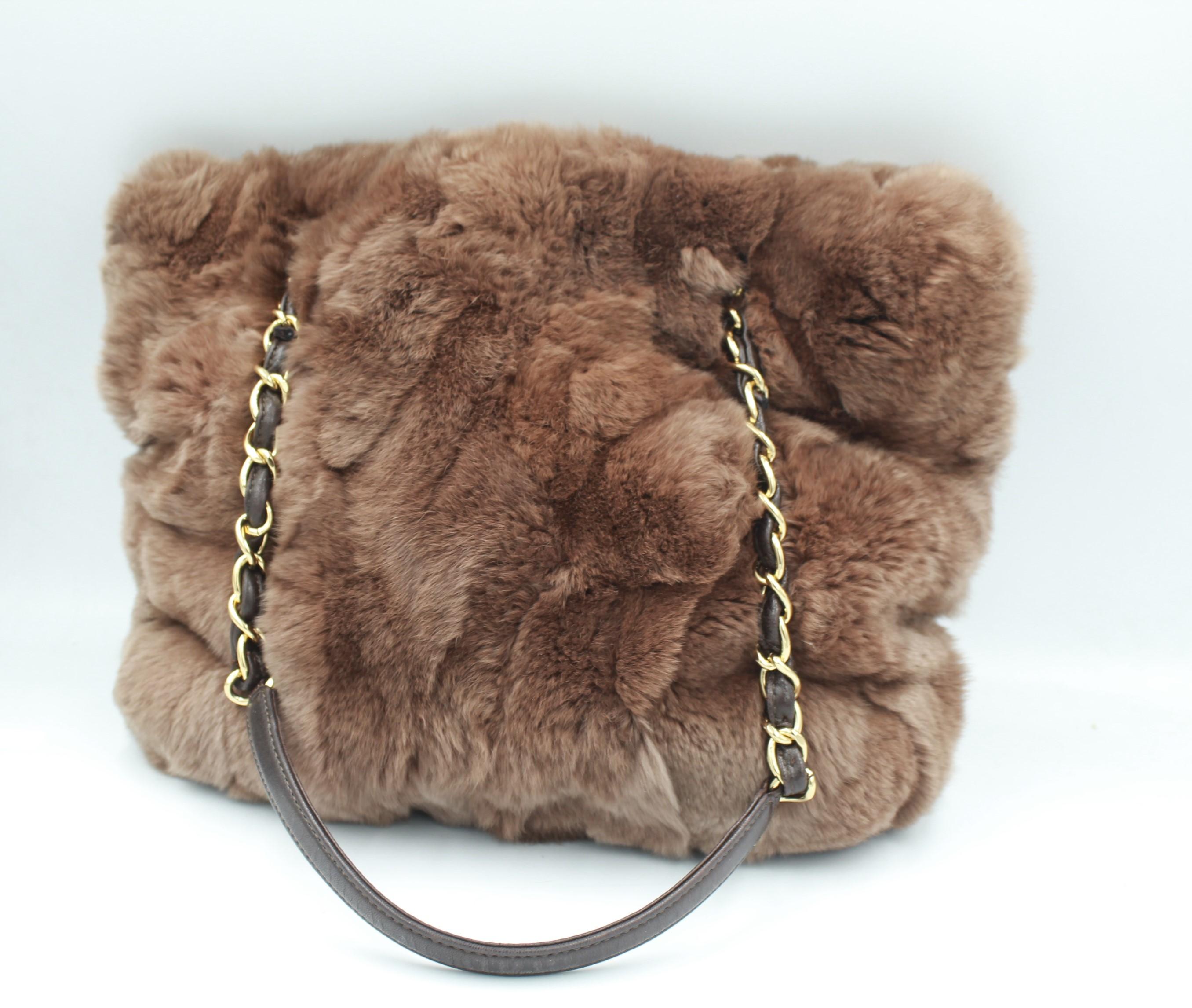 Chanel handbag in brown rabbit fur.
Good condition.
23cm x 30 x 10cm 