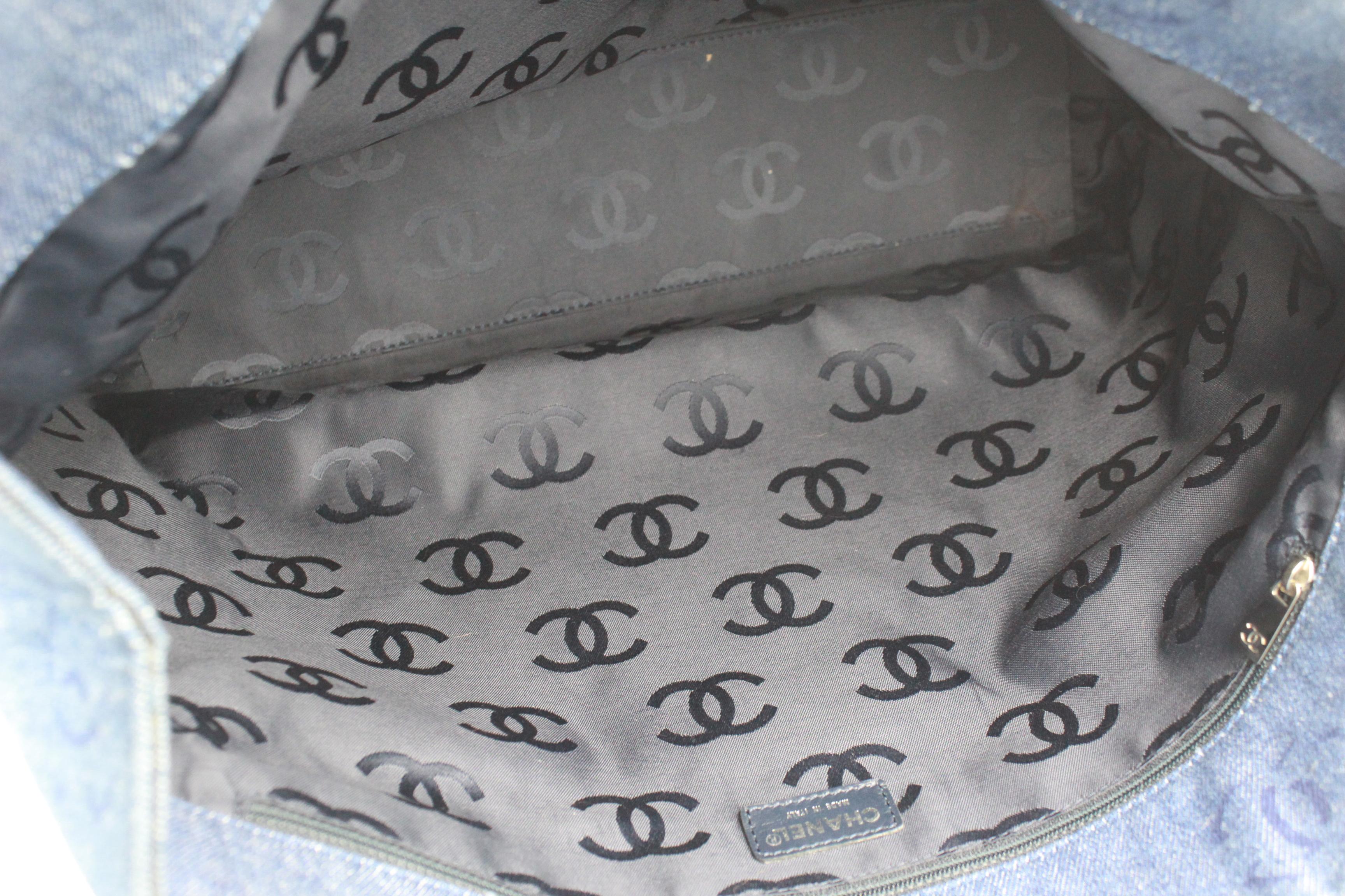 Chanel handbag in denim with double « C » print. In Good Condition For Sale In Paris, FR