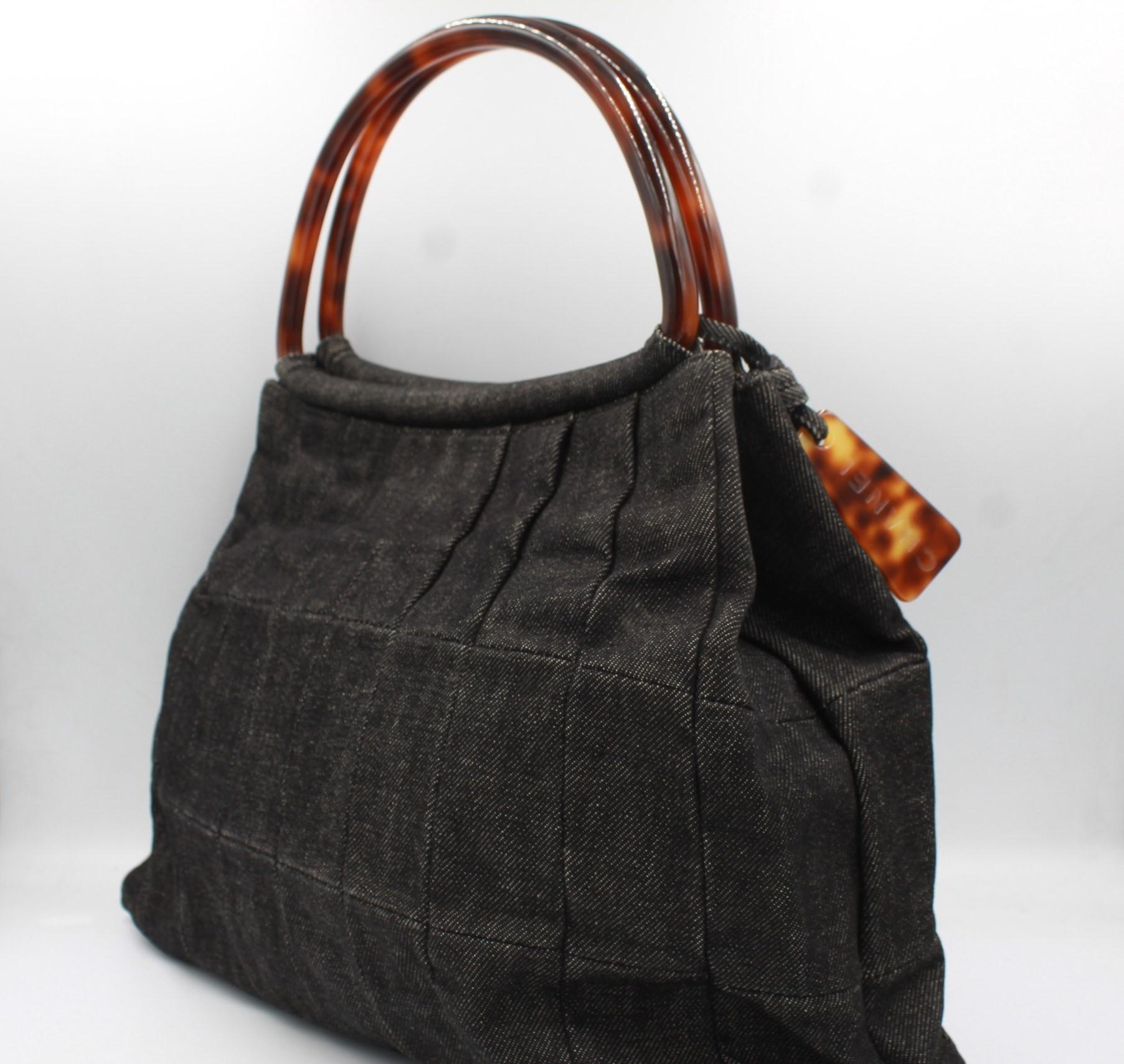Chanel handbag in grey denim
Good condition.
27cm x 38cm x 9cm