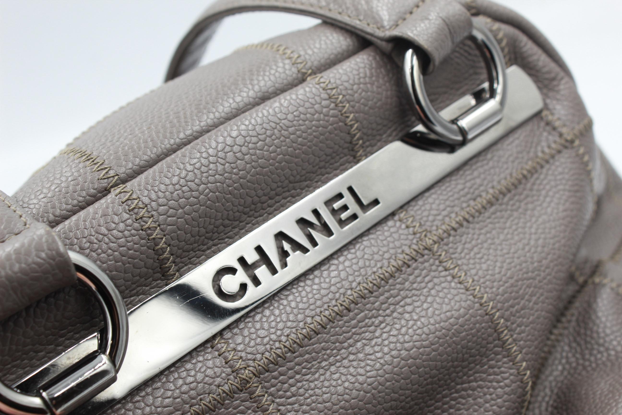 Chanel handbag in grey leather In Good Condition For Sale In Paris, FR