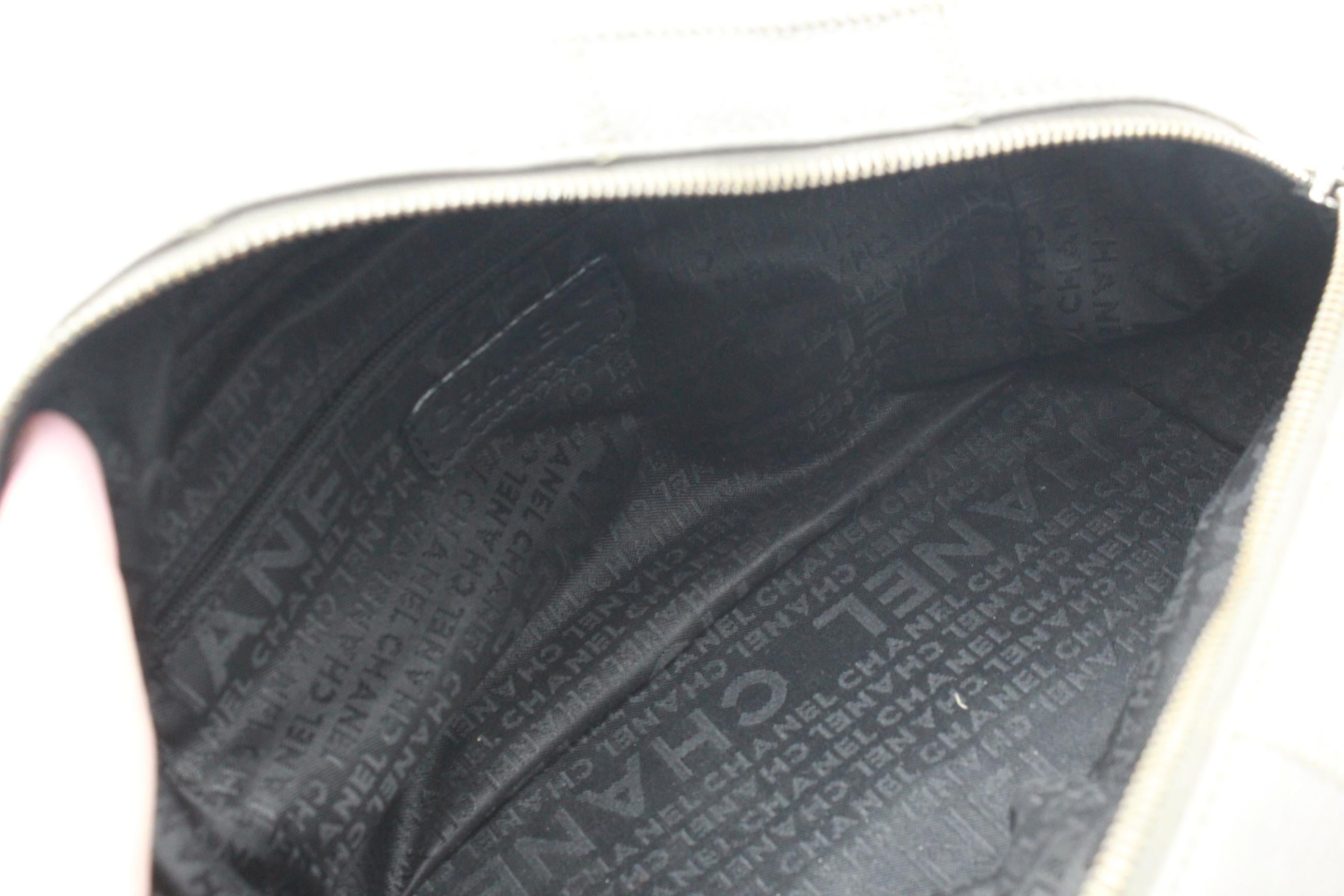 Women's or Men's Chanel handbag in grey leather For Sale