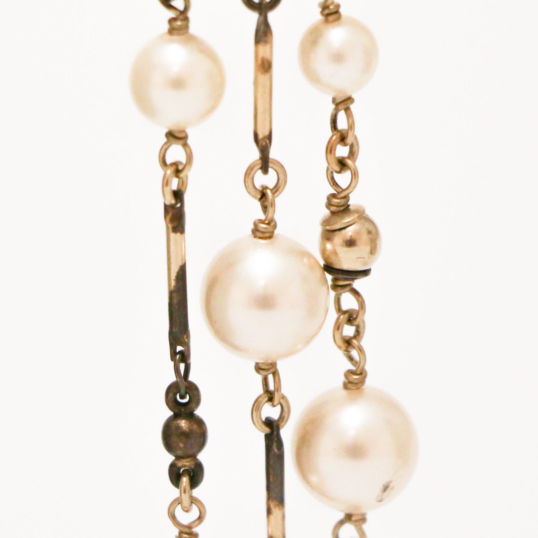 CHANEL Hanging Pearls Clips In Excellent Condition For Sale In Paris, FR