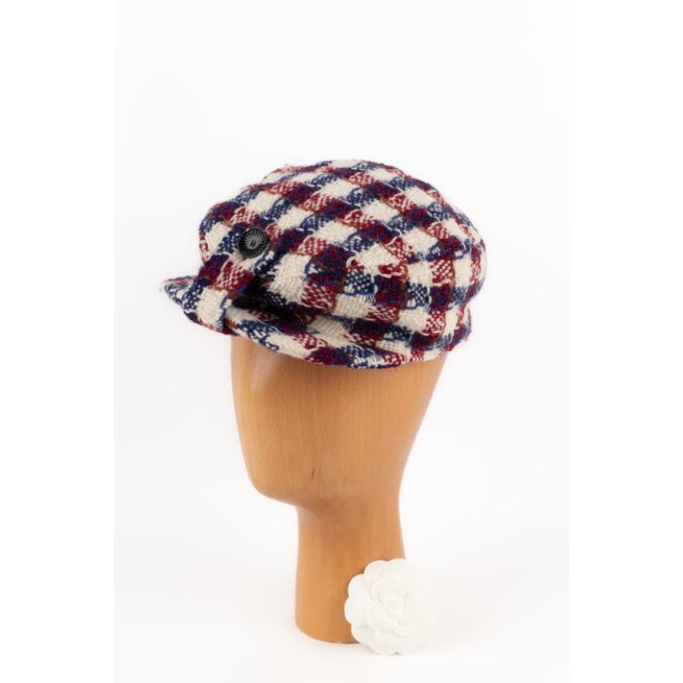 Chanel - (Made in Italy) Off-white woolen tweed cap with blue and red. Size M indicated.

Additional information:
Condition: Very good condition
Dimensions: Size 57

Seller Reference: CHP132