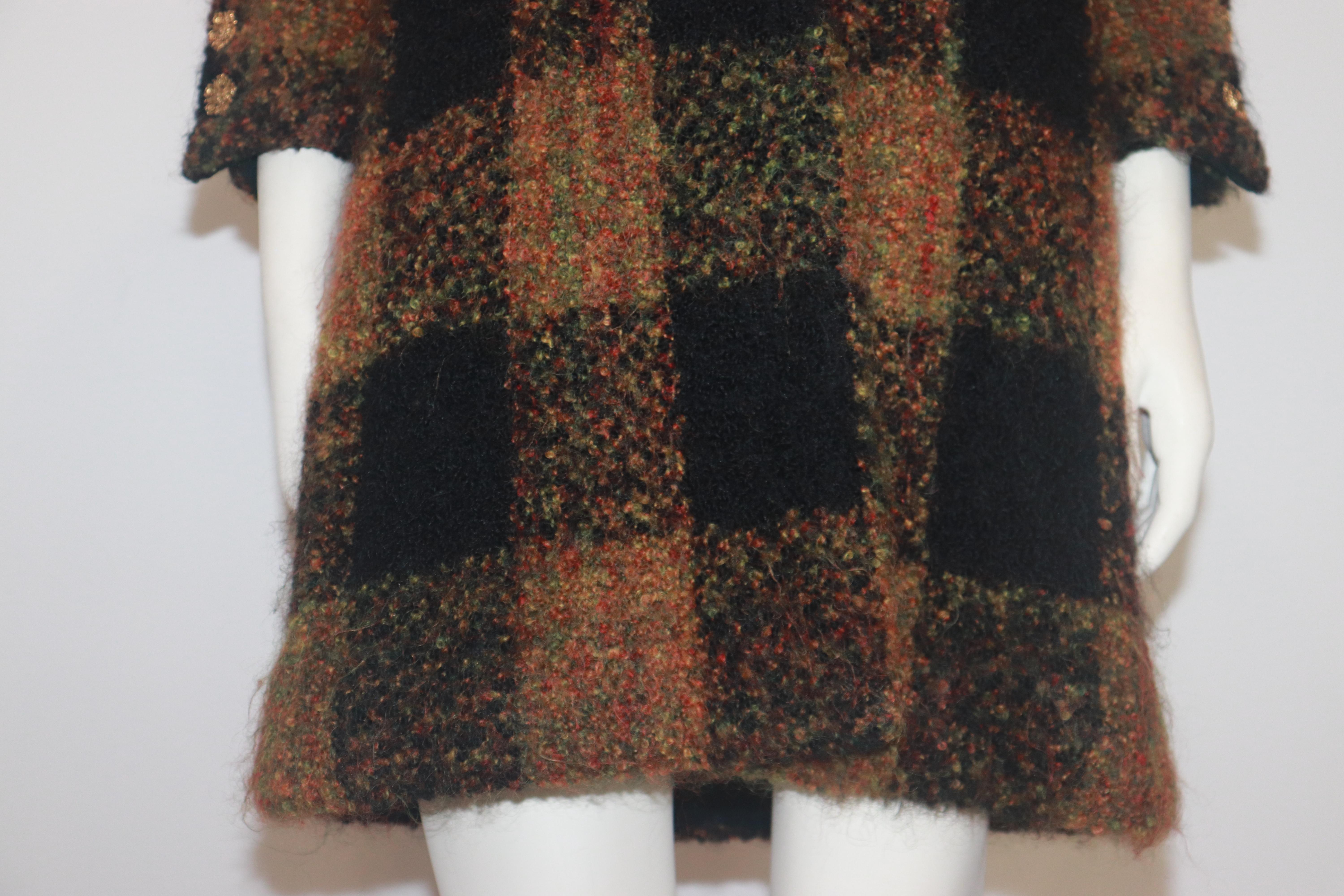 CHANEL HAUTE COUTURE 1960s Cappotto in bouclé a quadri nero e multicolore in vendita 5