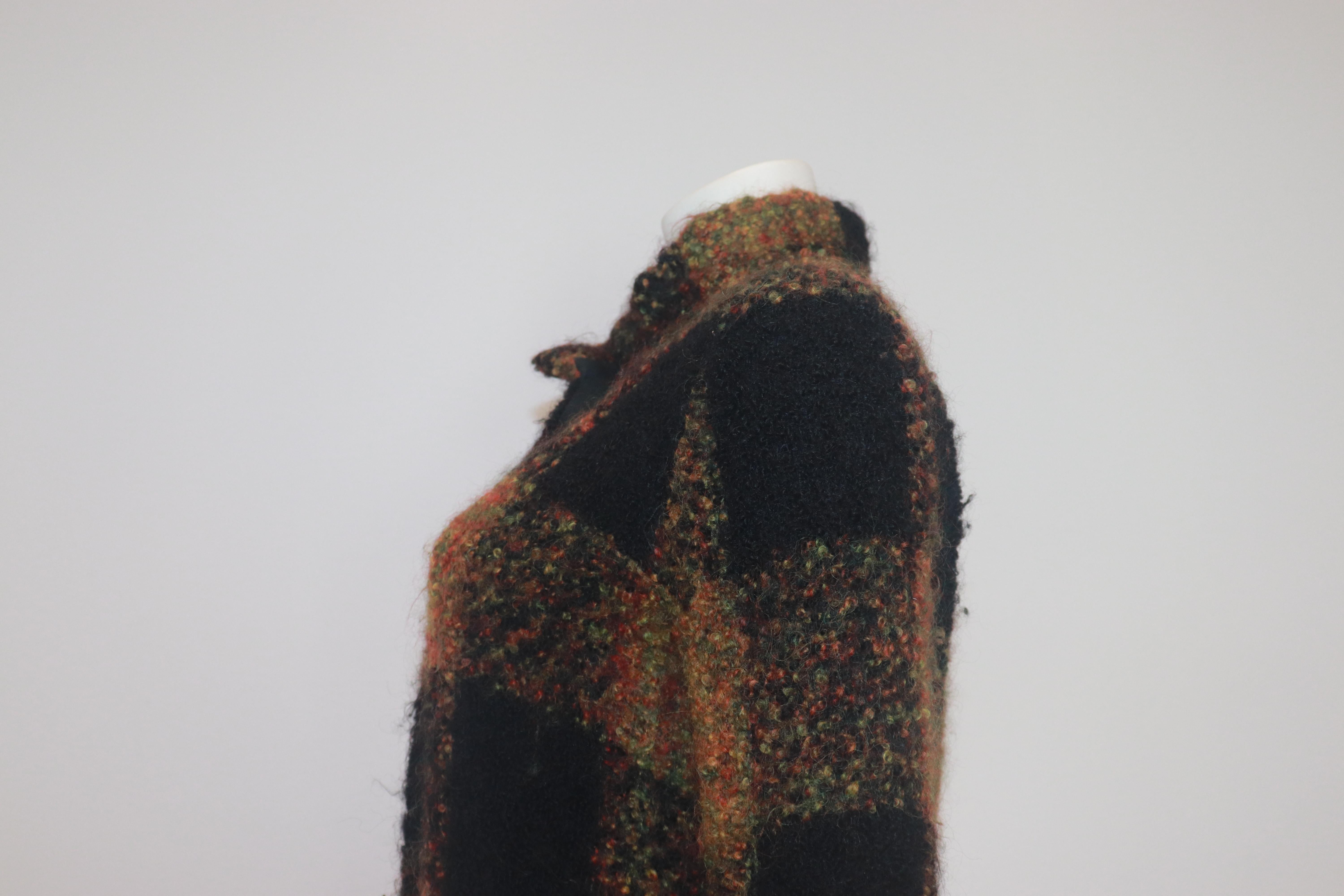 CHANEL HAUTE COUTURE 1960s Cappotto in bouclé a quadri nero e multicolore in vendita 6