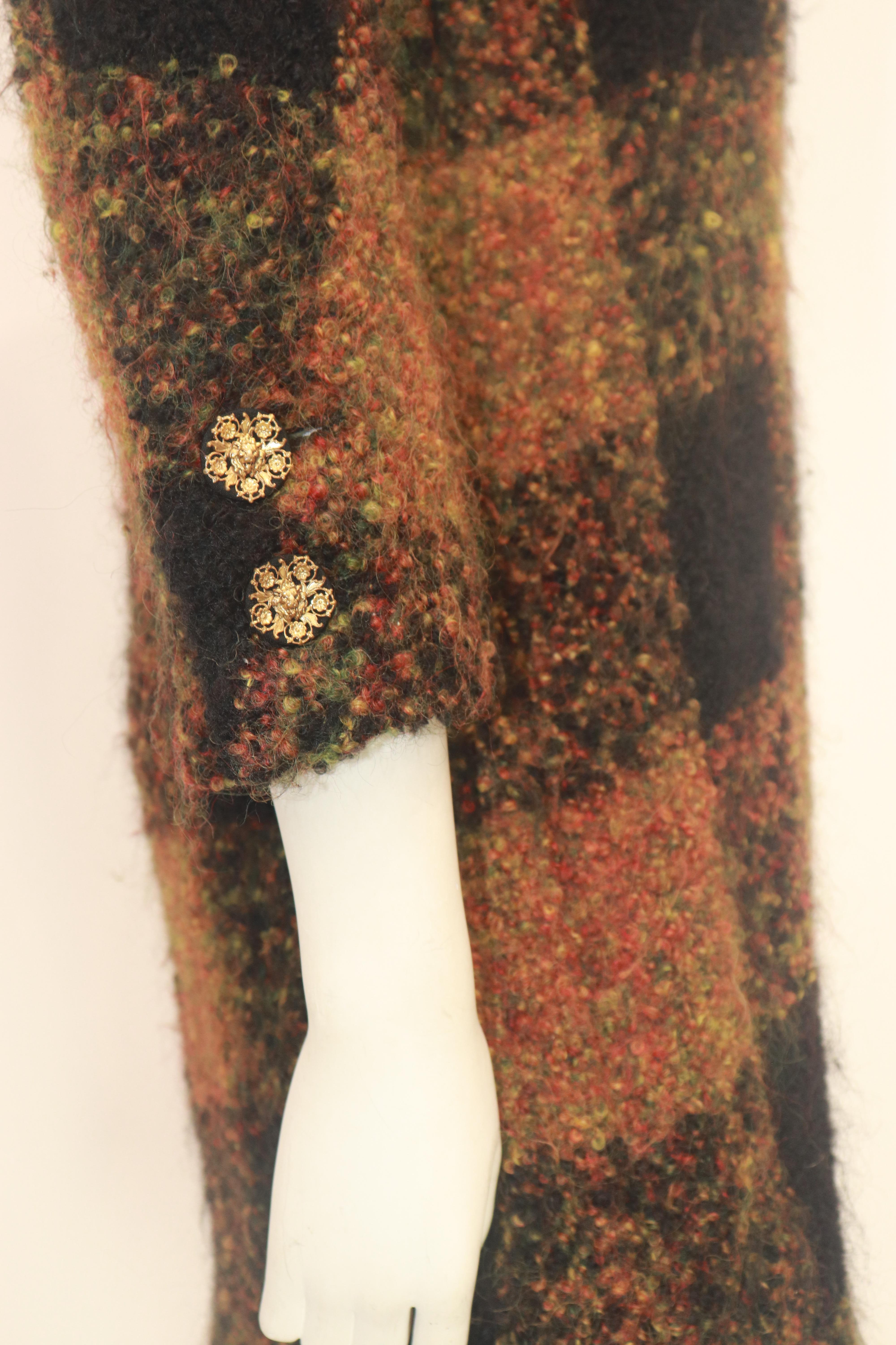 CHANEL HAUTE COUTURE 1960s Cappotto in bouclé a quadri nero e multicolore in vendita 9