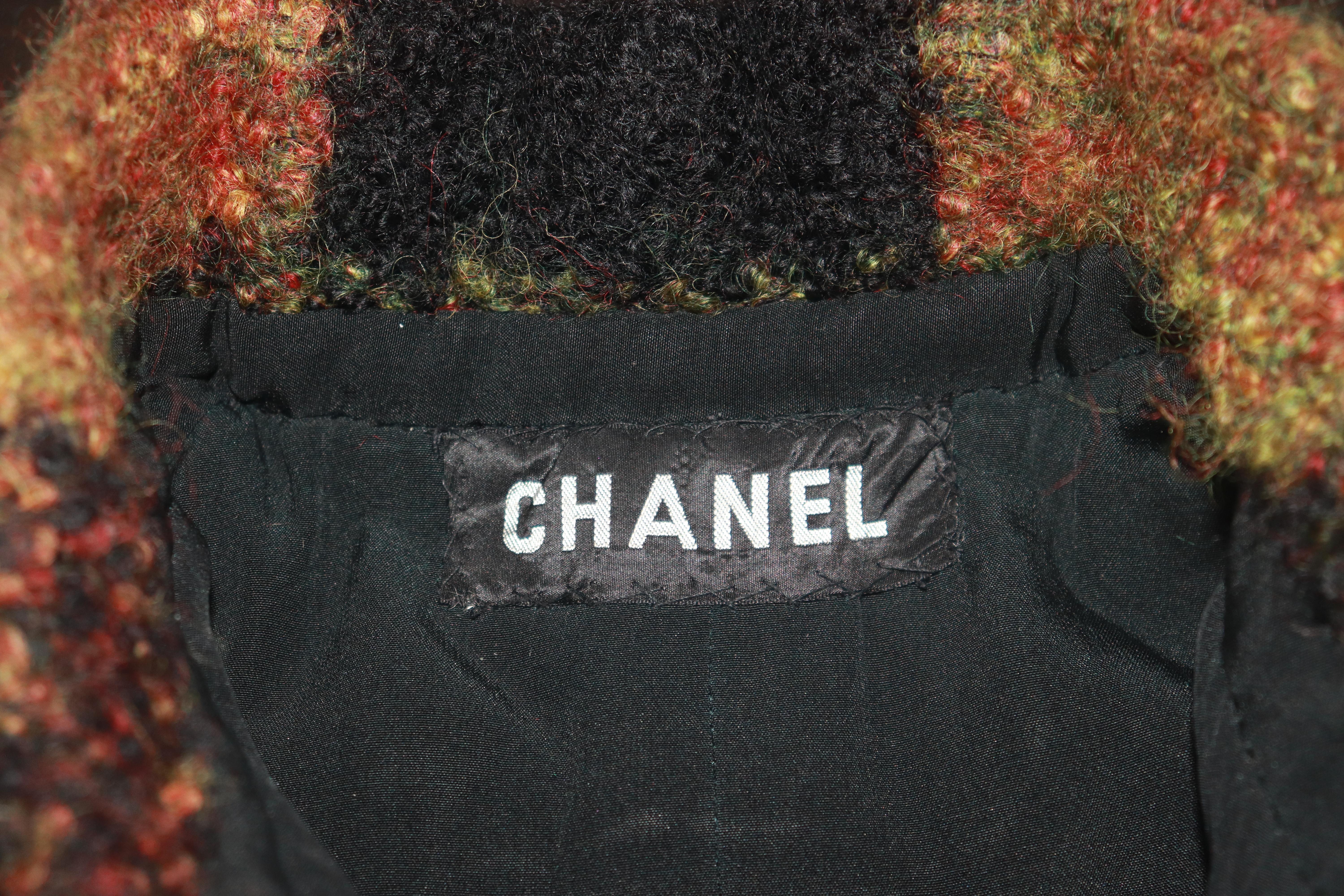 CHANEL HAUTE COUTURE 1960s Cappotto in bouclé a quadri nero e multicolore.

Questo  Il delizioso e raro cappotto è in condizioni 