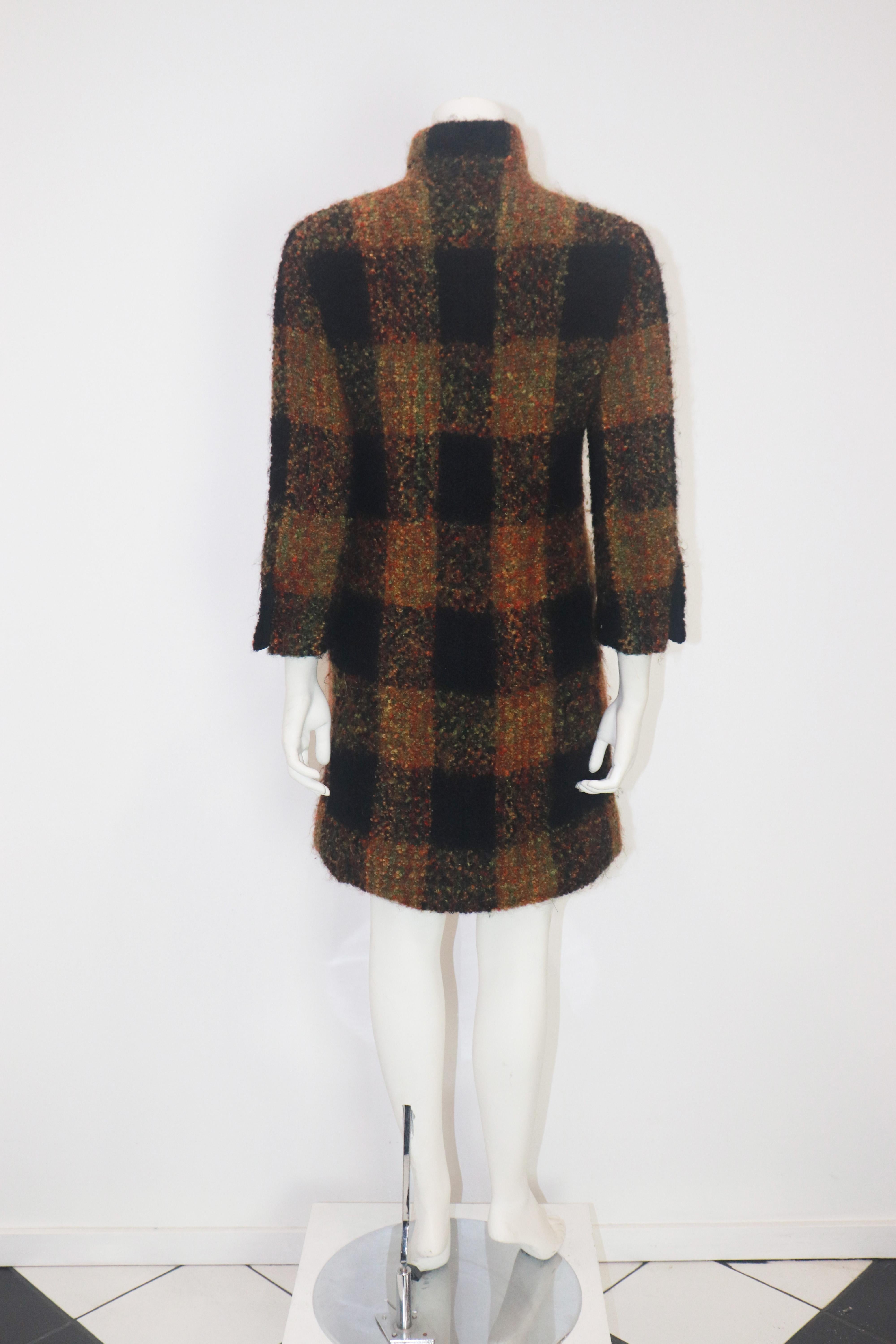 Nero CHANEL HAUTE COUTURE 1960s Cappotto in bouclé a quadri nero e multicolore in vendita
