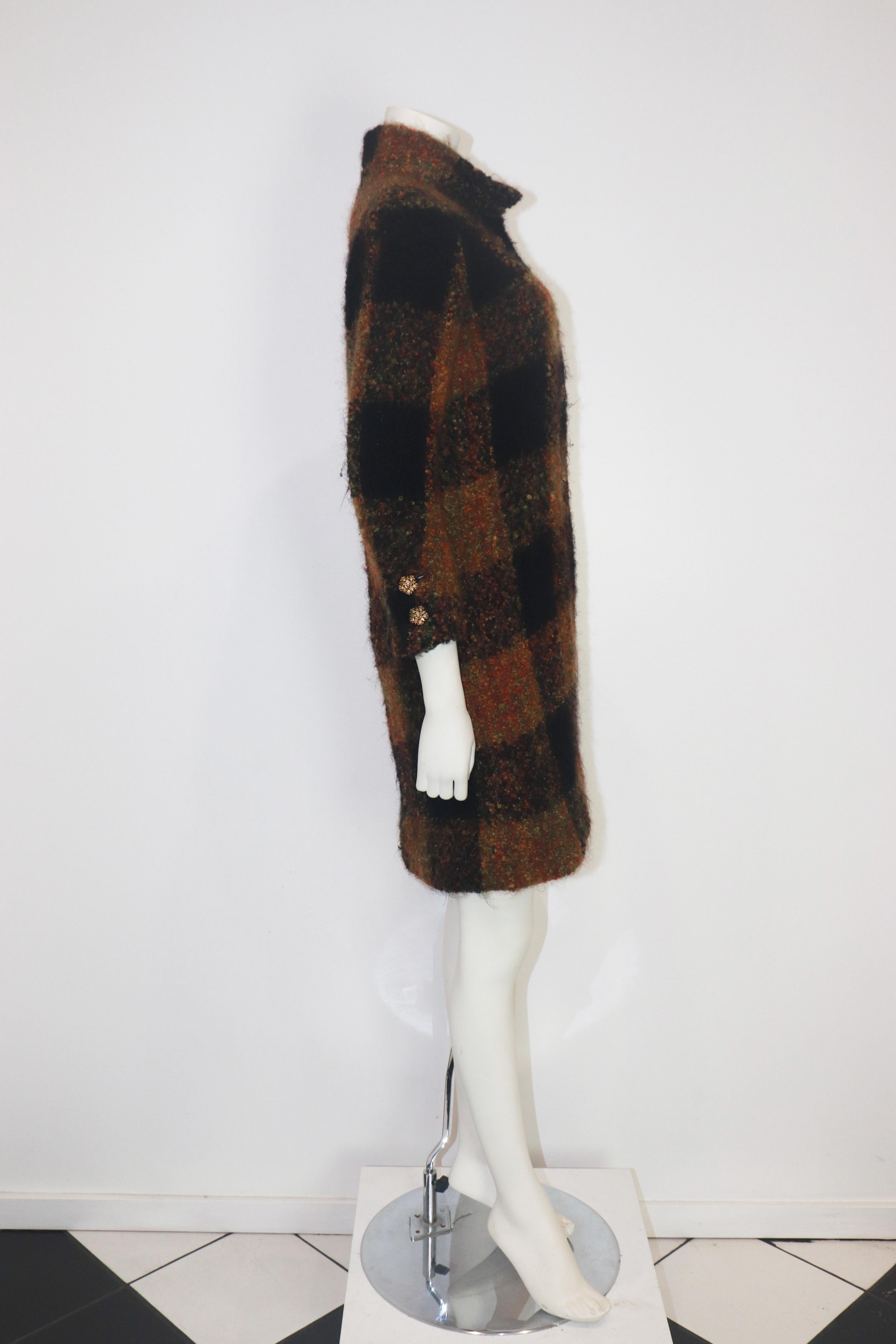 Donna CHANEL HAUTE COUTURE 1960s Cappotto in bouclé a quadri nero e multicolore in vendita