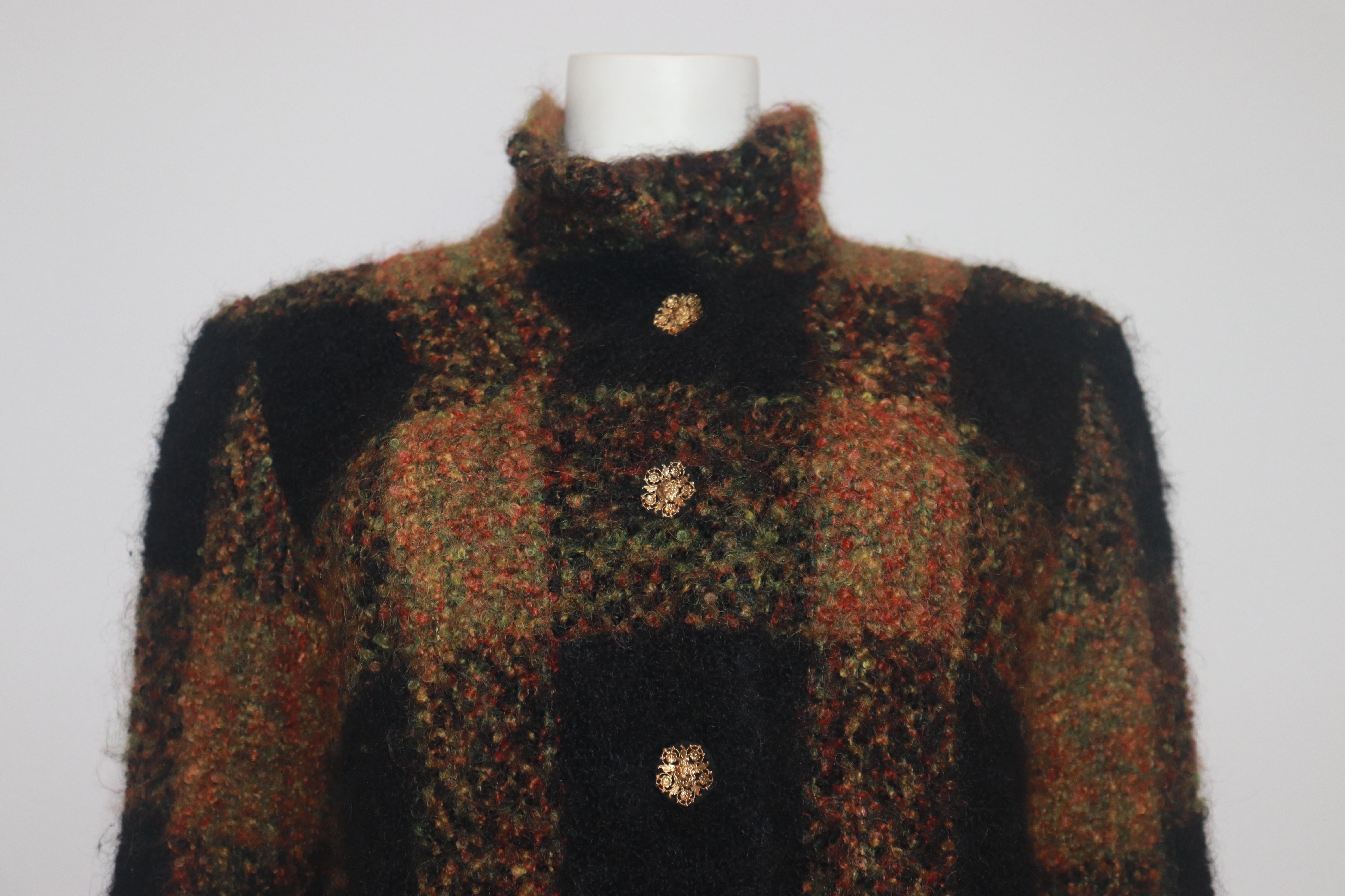 CHANEL HAUTE COUTURE 1960s Cappotto in bouclé a quadri nero e multicolore in vendita 1