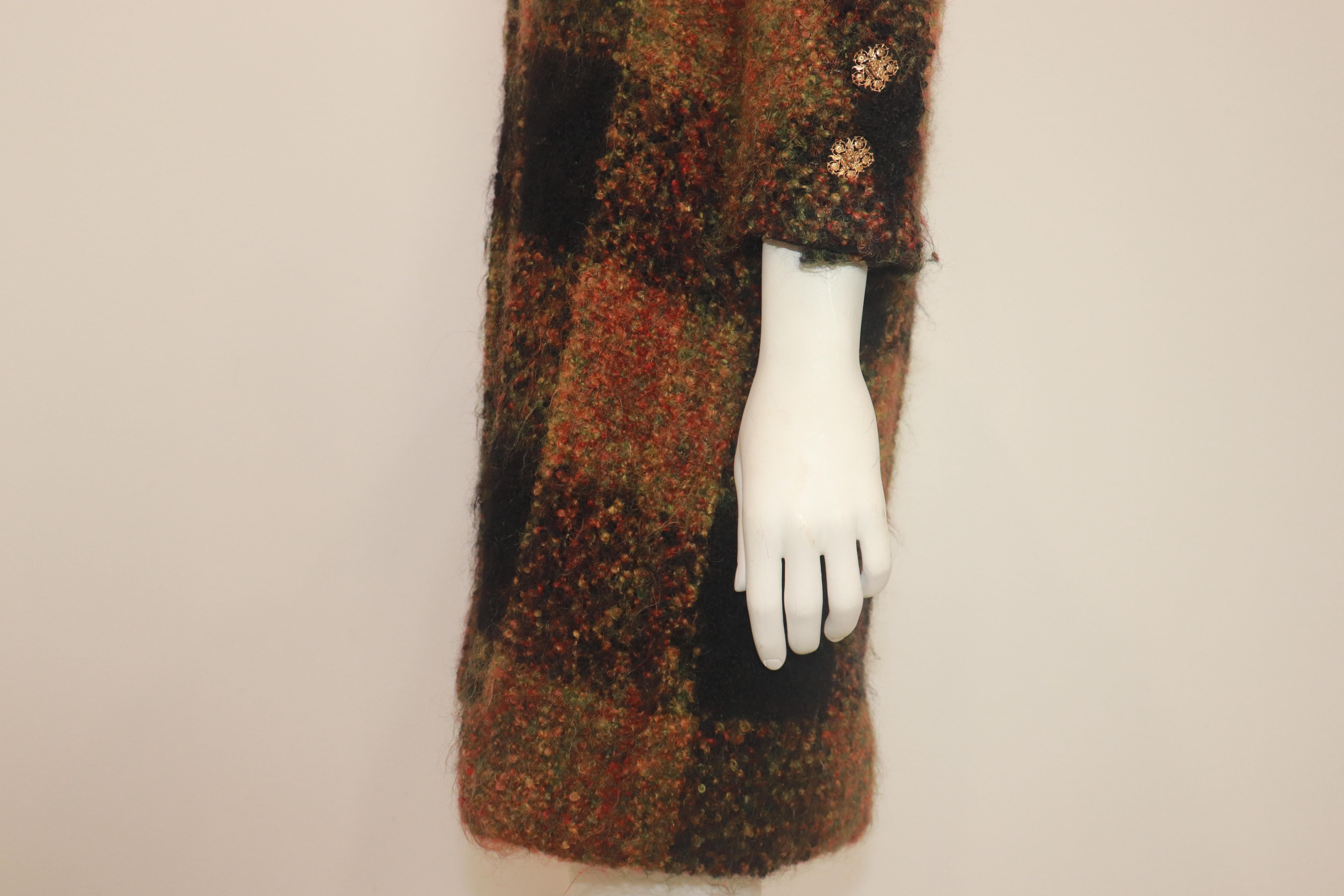 CHANEL HAUTE COUTURE 1960s Cappotto in bouclé a quadri nero e multicolore in vendita 2